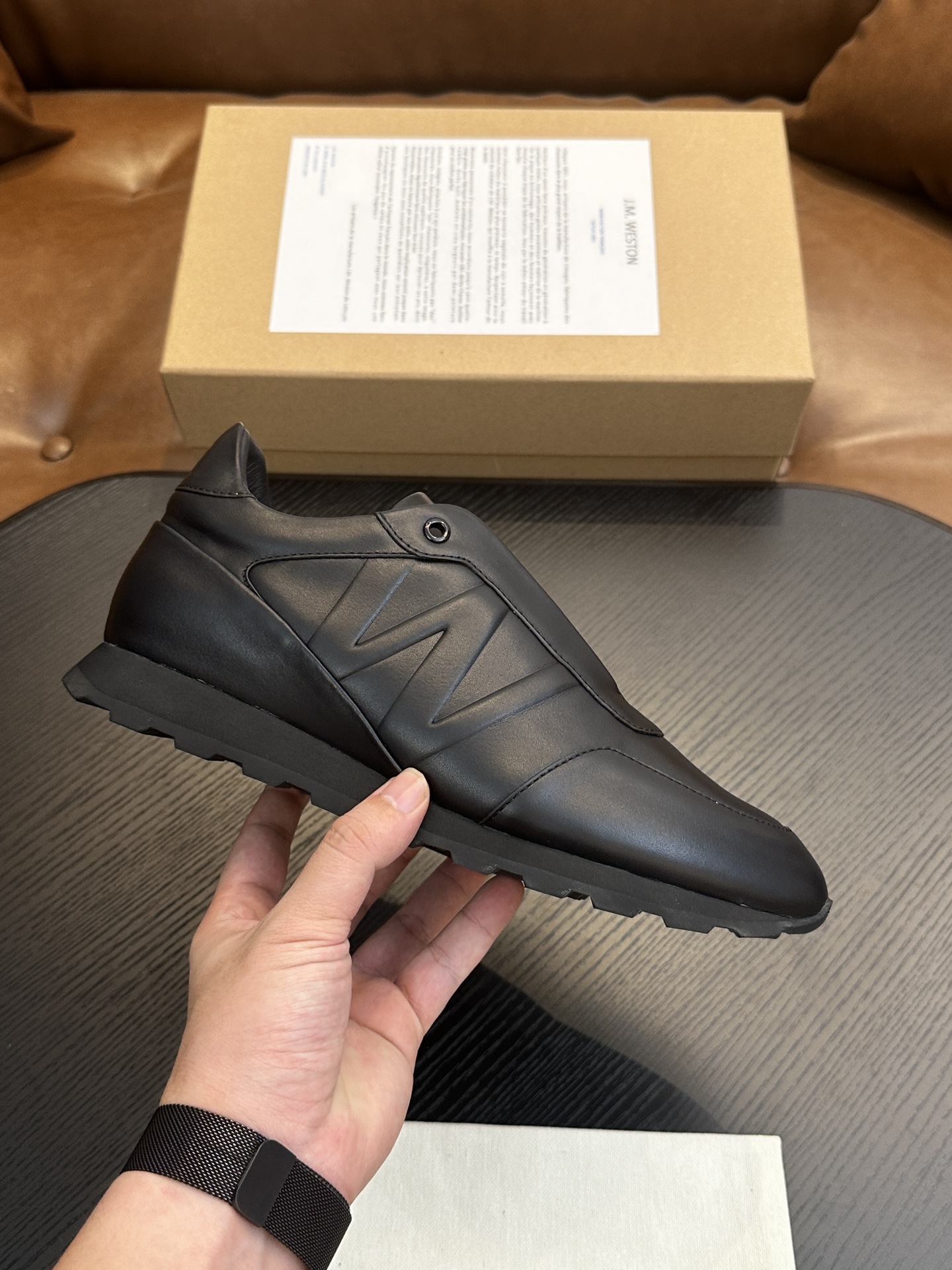 NO:604052,J.M. Weston's classic jogging shoes, men's lace-up casual shoes and sports shoes, are grandly launching a new product. About J.M. Weston, Limoges, founded in France in 1891, is a model for the production of luxury gentleman's leather shoes. With Goodyear Stitching as the golden rule of shoemaking technology, J.M. Weston perfectly arranges excellent traditional skills with it, reflecting the brand's consistent insistence on high quality. Its classic styles are timeless and inspire the current designer Michel  Inspired by Perry, we create elegant New Classics, Casual Chic and Casual Sport series. The most original spirit creates a unique style just for you. This selection of imported Italian soft calfskin + suede has a conspicuous 'W' accessory on the outer waist that is unobtrusive. The lining and insole are also cowhide. EVA midsole and non-slip and wear-resistant RB outsole make the shoes fashionable and comfortable on your feet. You deserve it.  Leather shoe size: 39/40/41/42/43/44 original box packaging + dust bag C4853056, J.M casual shoes, sneakers, cowhide19860909J.M.WESTON经典款慢跑鞋,男士系带休闲鞋运动鞋,隆重推出新秀. 关于J.M. Weston,1891年创立于法国的Limoges,堪称是奢华绅士皮鞋的制作典范. 以Goodyear Stitching为金科玉律的制鞋工艺,J.M. Weston将卓越的传统技巧与之完美编排,折射出品牌对高品质的一贯坚持.其经典款式历久弥新,启发着现任设计师Michel Perry的灵感,创造出雅致的New Classics、Casual Chic及Casual Sport等系列.最为原创的精神,打造出专属于您的独特款式. 这款精选进口意大利柔软小牛皮+搭配反绒 外腰显眼的“W”配饰个性不张扬,牛皮内里,鞋垫也是牛皮 EVA中底和防滑耐磨的RB大底 让鞋子穿在脚上时尚又舒适,您值得拥有. 皮鞋码数:39/40/41/42/43/44 原盒包装+防尘袋 C4853056,J.M休闲鞋,sneakers,cowhide,Men's shoes