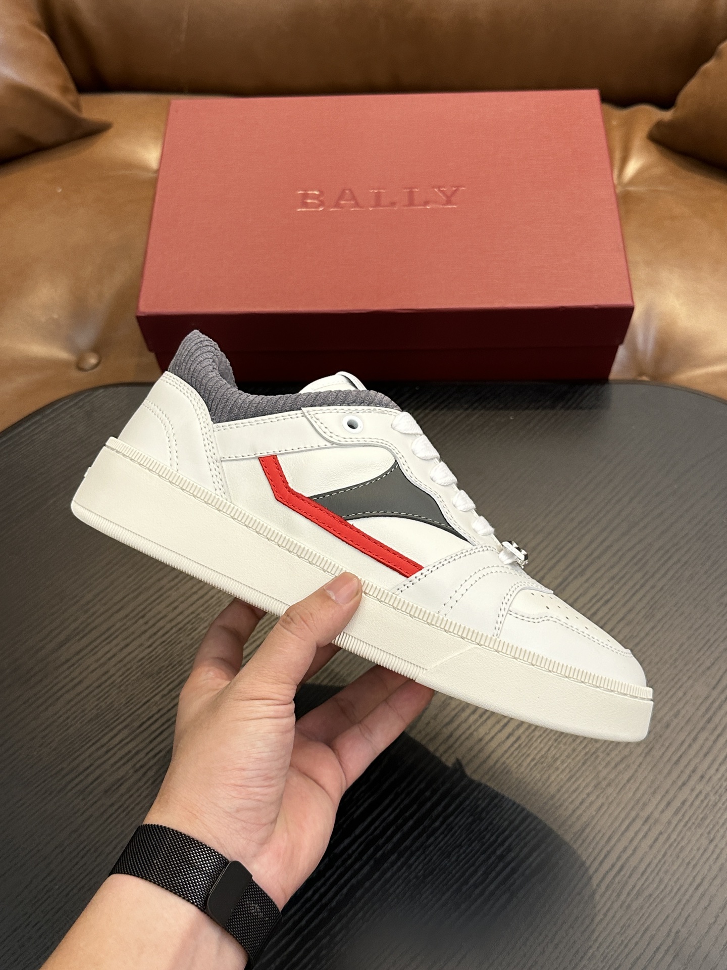 NO:339279,Bally New Model With the help of ultra-light rubber sole, the Bally Lift sneaker series highlights the anti-gravity characteristics and long-lasting comfort. This Melys men's sneakers are made of black cowhide and mesh, decorated with Bally Stripe details, and the rubber Bally brand logo at the back is decorated with 1851. Size 39-44. Bally casual shoes, ballly, sneakers, cowhide19860909Bally新款 借助超轻盈的橡胶鞋底,Bally Lift 运动鞋系列凸显出反重力特色和持久舒适感.这款 Melys 男士运动鞋选用黑色牛皮和网眼精制而成,饰有 Bally Stripe 细节,后部饰有橡胶 Bally 品牌标志以及品牌创始年 1851 .码数39-44,巴利 休闲鞋,bally,sneakers,cowhide,Men's shoes