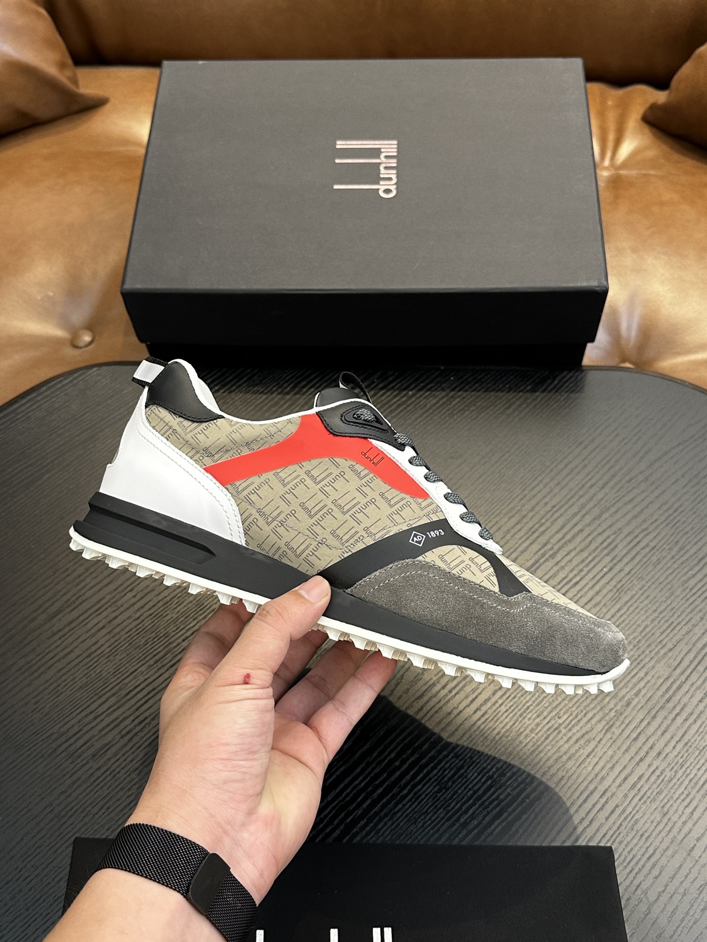 NO:222985,Brand dunhill color original color matching Size 39-44 Custom made 38.45.46 Price Material Dunhill New Style Official Website The same style of men's casual board shoes 2025 new. Legacy tennis sneakers are inspired by the casual style of the 1980s on the AW21 show, providing a modern style for retro tennis. This shoe is made of calfskin, and the tread pattern of the rubber sole is inspired by Dunhill's car tradition. The upper is made of gold foil embossed brand long tail logo, matched with details of serrated edges and contrasting racing stripes patterns, sneakers, cowhide19860909品牌dunhill 颜色原版配色 码数39-44定做38.45.46 价格 材质登喜路新款官网同款男士休闲板鞋2025新款.Legacy网球运动鞋灵感源于AW21秀场上的80年代休闲风,为复古网球提供了现代风格.这款鞋采用小牛皮制成,橡胶鞋底的胎面花纹灵感来自dunhill的汽车传统.鞋面采用金箔浮雕品牌长尾标识,搭配锯齿边缘的细节和对比色的赛车条纹图案,,sneakers,cowhide,Men's shoes