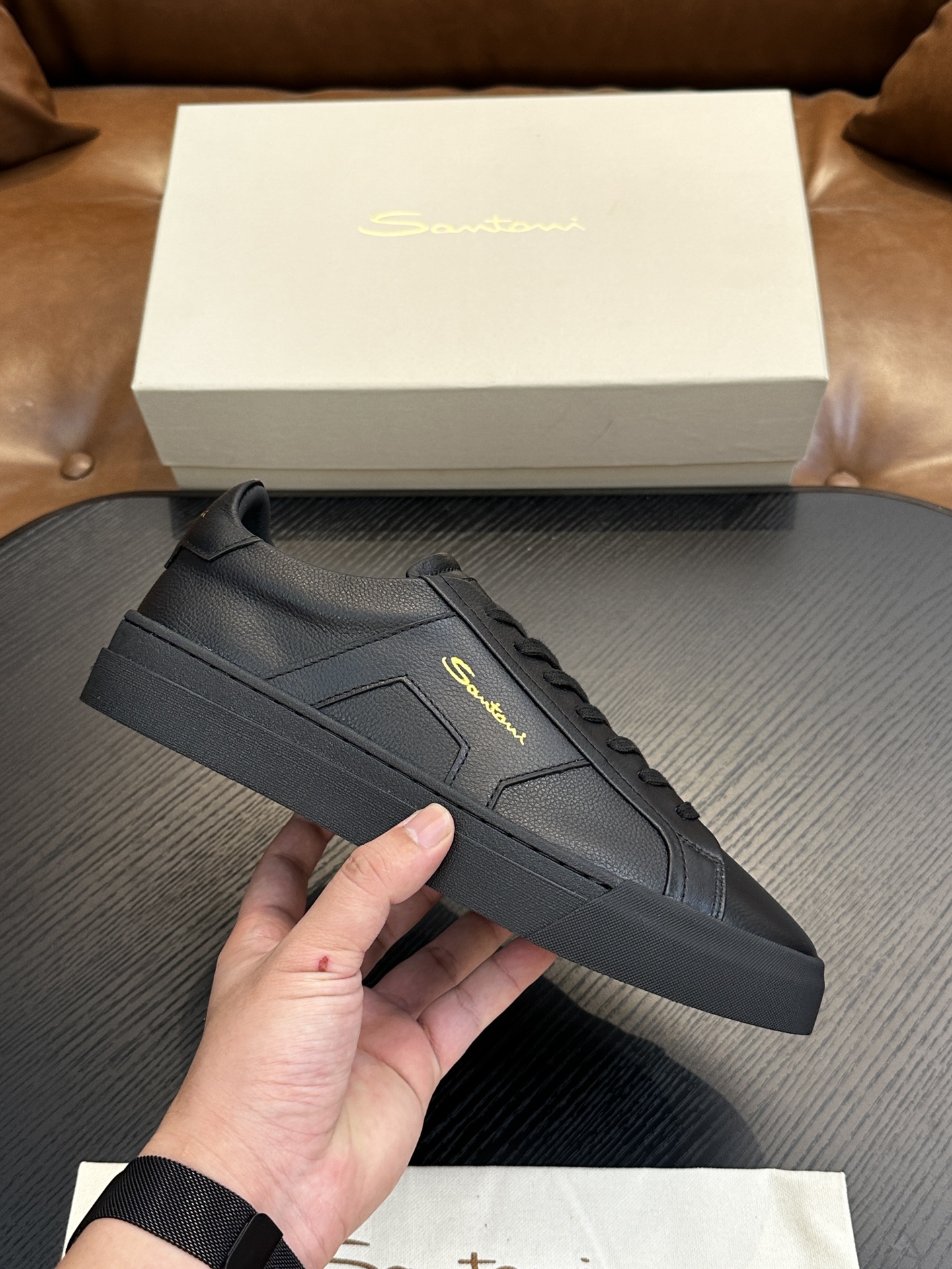 NO:340560,Santoni (Santoni) Italian men's casual shoes shipped!  Each pair of shoes from this Italian pure handmade shoe brand is simple and classic, and it is very comfortable and versatile on the feet!  This upper is made of imported canvas and has a high-end and comfortable cowhide inner lining!  The outsole is made of original rubber backsheet combination, with cowhide inner lining!  Brand-specific mold opening foot bed, exclusive private mold controllable! Original box packaging, equipped with shoe storage bag!  39 40 41 42 43 44 (38 45 46 customized), Santooni sneakers, sneakers, cowhide19860909Santoni(圣东尼）意大利男士休闲板鞋出货！这个意大利纯手工鞋履品牌的每一双鞋设计简洁经典,上脚非常舒适百搭！ 此款鞋面面料采用进囗帆布,高档舒适牛皮内里！大底采用原版橡胶底片组合成型,牛皮内里！品牌专用开模脚床,独家私模可控!原盒包装,配鞋履收纳袋！39 40 41 42 43 44（38 45 46定做）,圣东尼 运动鞋,sneakers,cowhide,Men's shoes