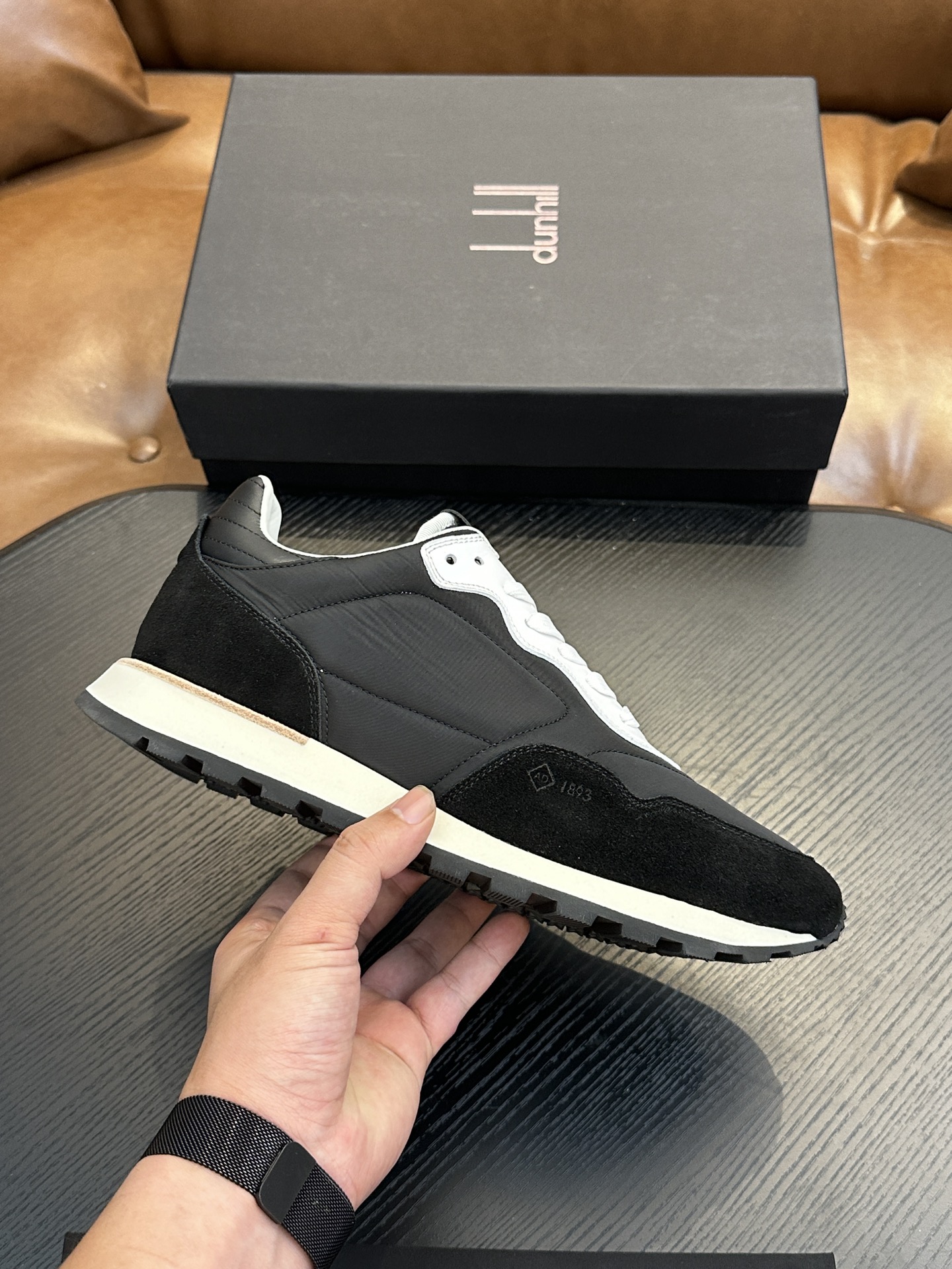 NO:223033,Dunhill Dunhill Men's New Style Shipping Men's Lace-up Casual Sports Board Shoes Des-School Shoes. The upper is Italian calfskin fabric spliced ​​tarp, and the whole shoe is mainly solid color, simple but fashionable. The inner breathable mesh design, calfskin footbed, high elastic PU footbed design, comfortable and lightweight, broad sole light foam evi plus tpu anti-slip bottom design, height increase by 3.5cm. Size 39-44 (38 45 46 customized), Dunhill, cowhide19860909dunhill登喜路男士新款出货 男士系带休闲运动板鞋德训鞋.鞋面是意大利小牛皮面料拼接防水布、整鞋以纯色为主、简约而不失时尚.内里透气网布设计,小牛皮垫脚、高弹pu垫脚设计,脚感舒适轻便、大底轻质发泡evi加tpu防滑底片设计、增高3.5cm.码数39-44码（38 45 46订做）,登喜路,cowhide,Men's shoes