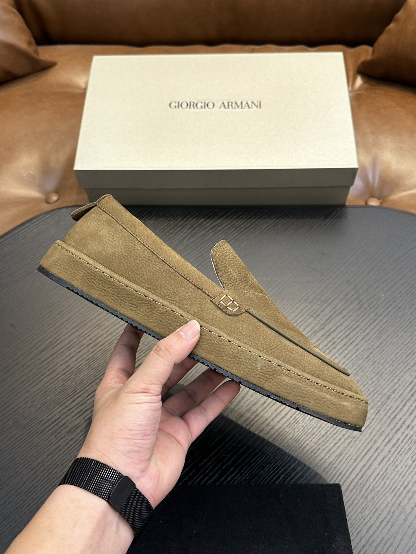 NO:341457,【New Model】GIORGIOARMANI (George Armani main line) Suede contrasting heel sneakers This GIORGIOARMANI casual shoes create a comfortable and lightweight feeling. They are made of soft suede calfskin, and are made of smooth leather with obvious exterior, with detailed design of rear pull tabs and comfortable rubber soles, interpreting the classic Italian style and being equipped with simple and fashionable charm.  1: The fabric is fully imported Italian beef suede leather and paired with toe, fashionable and casual. The inner lining is apricot color calf leather, the insole is synchronized, the insole is opened, the special brand insole plus printed font, the midsole is made of Labon last, the midsole uses all calf leather, pressed with the brand logo, which is the luxury and material you can see. The outsole uses private molded rubber original color outsole, professional and formal export standard production, the anti-slip and wear resistance index meets the standards, the outsole heel has a brand trademark, and the bottom flower adopts textured grip effect. Size 39/40/41/42/43/44, leather shoe size shipped!  ,Armani casual shoes,armani,armani,sneakers,cowhide19860909【新款】GIORGIOARMANI（乔治阿玛尼主线）绒面革撞色后跟运动鞋 此款GIORGIOARMANI休闲鞋打造舒适轻盈的穿着感受,由柔软的绒面革小牛皮制成,采用光滑皮革,外露明显,后拉袢和舒适橡胶鞋底的细节设计,诠释意式经典风范,搭载简约的时尚魅力. 1:面料全进口意大利牛绒面皮搭配鞋头,时尚休闲一体.内里杏色小牛皮内里,鞋垫同步,打开鞋垫,专用品牌鞋垫加印刷字体,中底是拉邦套楦做法,中底采用全小牛皮,压有品牌LOGO,是你看的见的奢华和用料.大底采用私模橡胶本色大底,专业正规出口标准生产,防滑耐磨指数达标,大底后跟带有品牌商标,底花采用纹理抓地效果.码数 39/40/41/42/43/44,皮鞋号出货！,阿玛尼 休闲鞋,armani,armani,sneakers,cowhide,Men's shoes