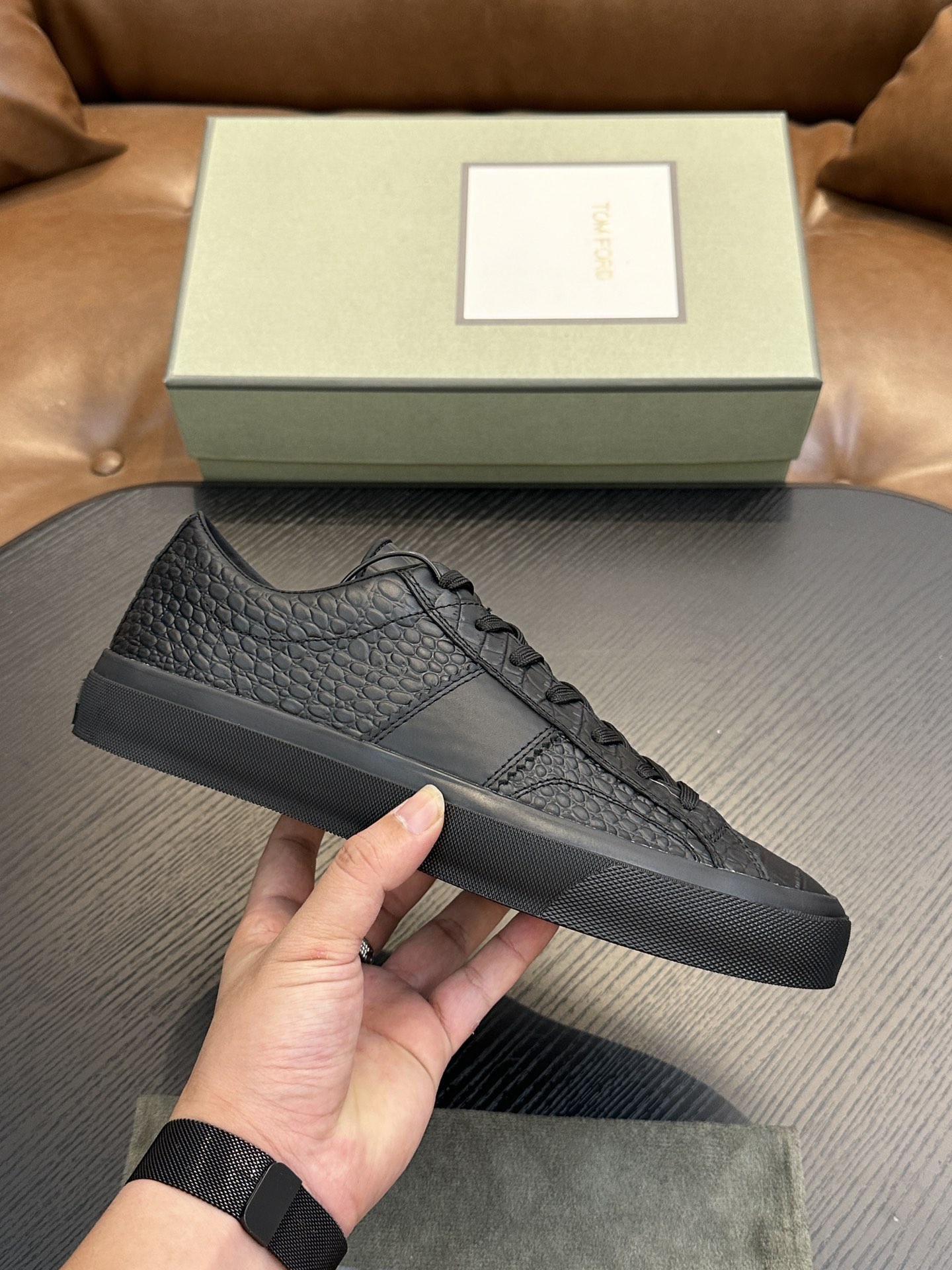 NO:275748,TOM FORD Cambridge Suede Low Top Sneakers This sneaker is equipped with suede calfskin, contrasting trim, round toe, front lace-up, rubber flat sole, insole with logo. Size 39-44, 38, 45, 46., manolo blahnik, Dolce & Gabbana,tom ford, sneakers, cowhide19860909TOM FORD Cambridge 绒面皮低帮运动鞋 本款运动鞋精选绒面小牛皮、对比边饰、圆头、正面系带、橡胶平底、鞋垫饰有标志. 码数39-44,38、45、46定.,,manolo blahnik,Dolce&Gabbana,tom ford,sneakers,cowhide,Men's shoes