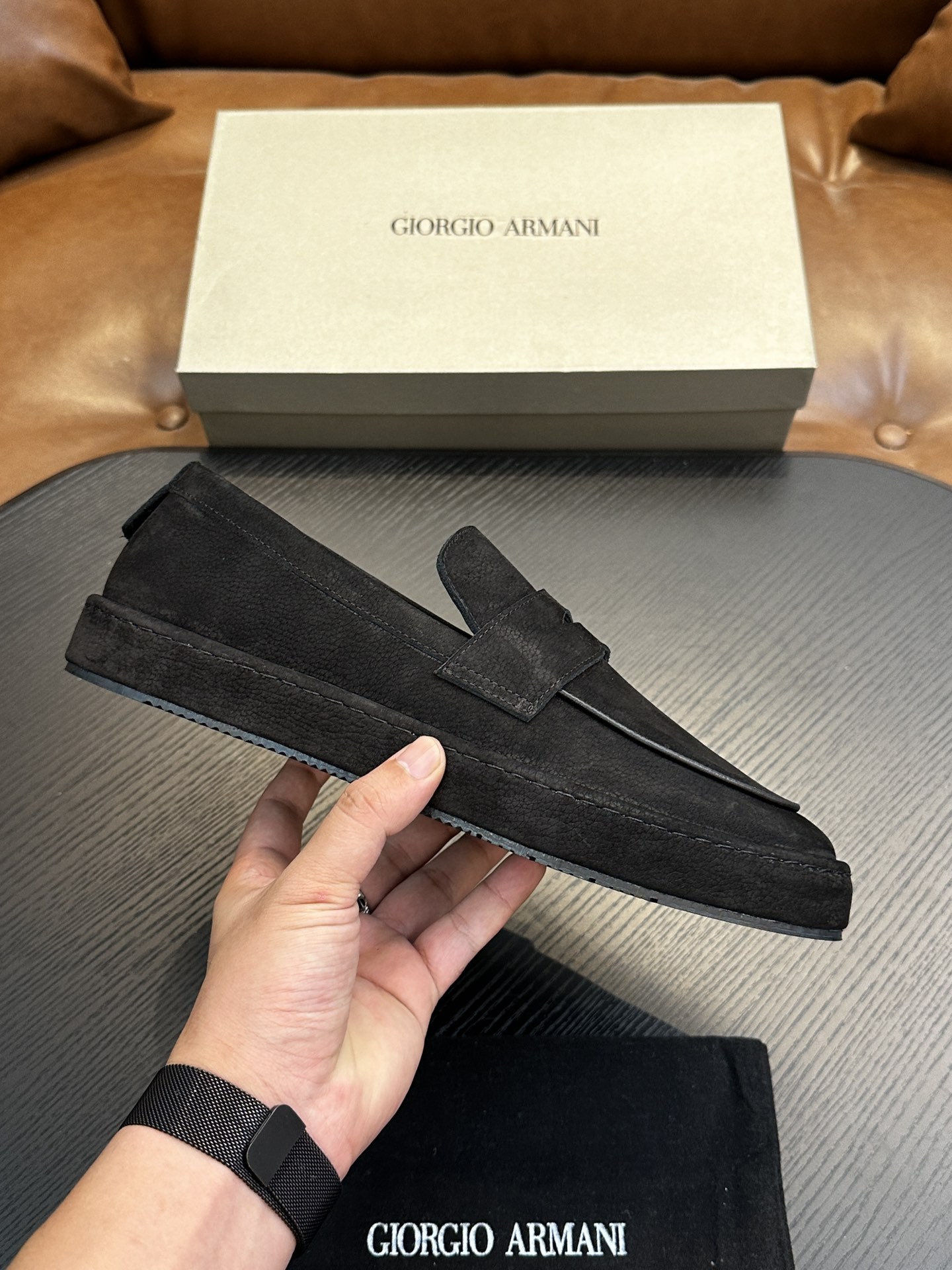 NO:340592,【New Model】GIORGIOARMANI (George Armani main line) Suede contrasting heel sneakers This GIORGIOARMANI casual shoes create a comfortable and lightweight feeling. They are made of soft suede calfskin, and are made of smooth leather with obvious exterior, with detailed design of rear pull tabs and comfortable rubber soles, interpreting the classic Italian style and being equipped with simple and fashionable charm.  1: The fabric is fully imported Italian beef suede leather and paired with toe, which is fashionable and casual. The inner lining is apricot color calf leather, the insole is synchronized, the insole is opened, the special brand insole plus the printed font, the midsole is made of Labon last, the midsole uses all calf leather, pressed with the brand logo, which is the luxury and material you can see. The outsole uses private molded rubber original color outsole, professional and formal export standard production, the anti-slip and wear resistance index meets the standards, the outsole heel has a brand trademark, and the bottom flower adopts textured grip effect. Size 39/40/41/42/43/44, leather shoe size shipped!  ,Armani casual shoes,armani,armani,sneakers,cowhide19860909【新款】GIORGIOARMANI（乔治阿玛尼主线）绒面革撞色后跟运动鞋 此款GIORGIOARMANI休闲鞋打造舒适轻盈的穿着感受,由柔软的绒面革小牛皮制成,采用光滑皮革,外露明显,后拉袢和舒适橡胶鞋底的细节设计,诠释意式经典风范,搭载简约的时尚魅力. 1:面料全进口意大利牛绒面皮搭配鞋头,时尚休闲一体.内里杏色小牛皮内里,鞋垫同步,打开鞋垫,专用品牌鞋垫加印刷字体,中底是拉邦套楦做法,中底采用全小牛皮,压有品牌LOGO,是你看的见的奢华和用料.大底采用私模橡胶本色大底,专业正规出口标准生产,防滑耐磨指数达标,大底后跟带有品牌商标,底花采用纹理抓地效果.码数 39/40/41/42/43/44,皮鞋号出货！,阿玛尼 休闲鞋,armani,armani,sneakers,cowhide,Men's shoes