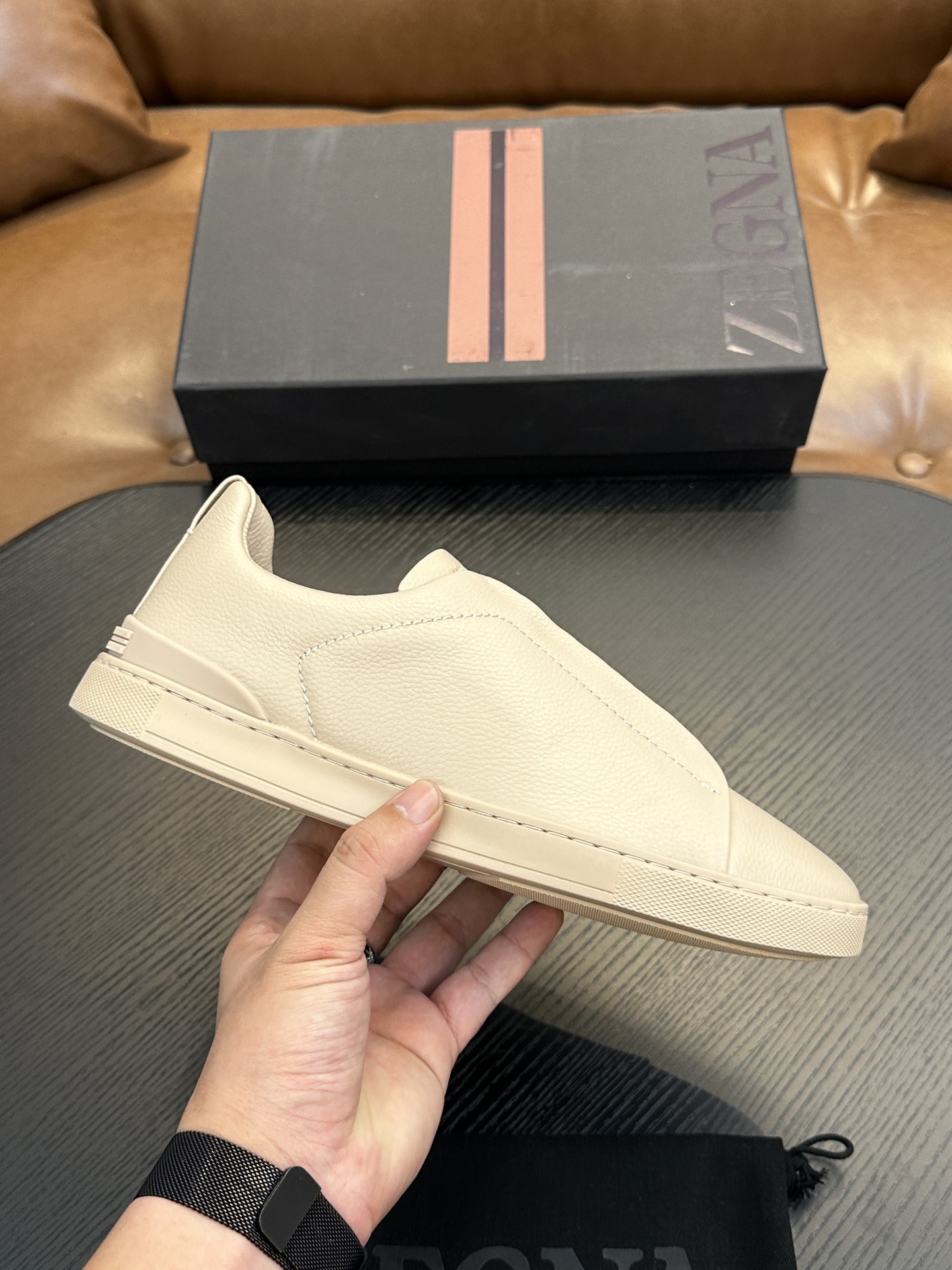 NO:552722,Best seller! Ermenegildo Zegna Casual Sneakers These low-top Triple Stitch sneakers are made from soft cowhide leather and suede, bringing a sophisticated style to casual footwear. The signature triple cross elastic detail highlights the hand stitching of traditional leather shoes, and the lightweight and slip-on design is perfect for a fast-paced lifestyle. The extremely lightweight rubber outsole is embellished with the double stripe logo. Sporty details, reinterpreting the iconic shoe with an ultra-light structure. Calfskin lining, car midsole lasting method. Easy-to-take-on cross-elastic straps and 3D 'ripple' design. Hot-embossed brand name on the tongue. Lightweight and highly elastic rubber foam sole, with TPU double stripe brand logo trim on the heel. Adding a modern and dynamic atmosphere to this sneaker. Size 39-44 (38, 45 can be customized), Ermenegildo Zegna casual shoes,zegna,sneakers,cowhide,chamois leather19860909热卖款！杰尼亚 休闲运动鞋 这款 Triple Stitch 低帮运动鞋以柔软的牛皮搭配麂皮制成,为休闲鞋履注入精致格调.标志性三重交叉弹性细节彰显出传统皮鞋的手工缝迹,轻盈和懒人套式设计,完美契合快节奏的生活方式.非常轻盈的橡胶外底上点缀双条纹 Logo 运动细节,以超轻结构重新诠释标志性鞋款.小牛皮内裡,车中底套楦做法.易穿脱套脚交叉松紧带和 3D“波纹”设计.鞋舌热压品牌名称.轻便高弹力橡胶发泡鞋底,后跟加贴 TPU 双条纹品牌 Logo 饰条.为这款运动鞋增添现代动感气息.码数39-44（38,45可定做）,杰尼亚 休闲鞋,zegna,sneakers,cowhide,chamois leather,Men's shoes