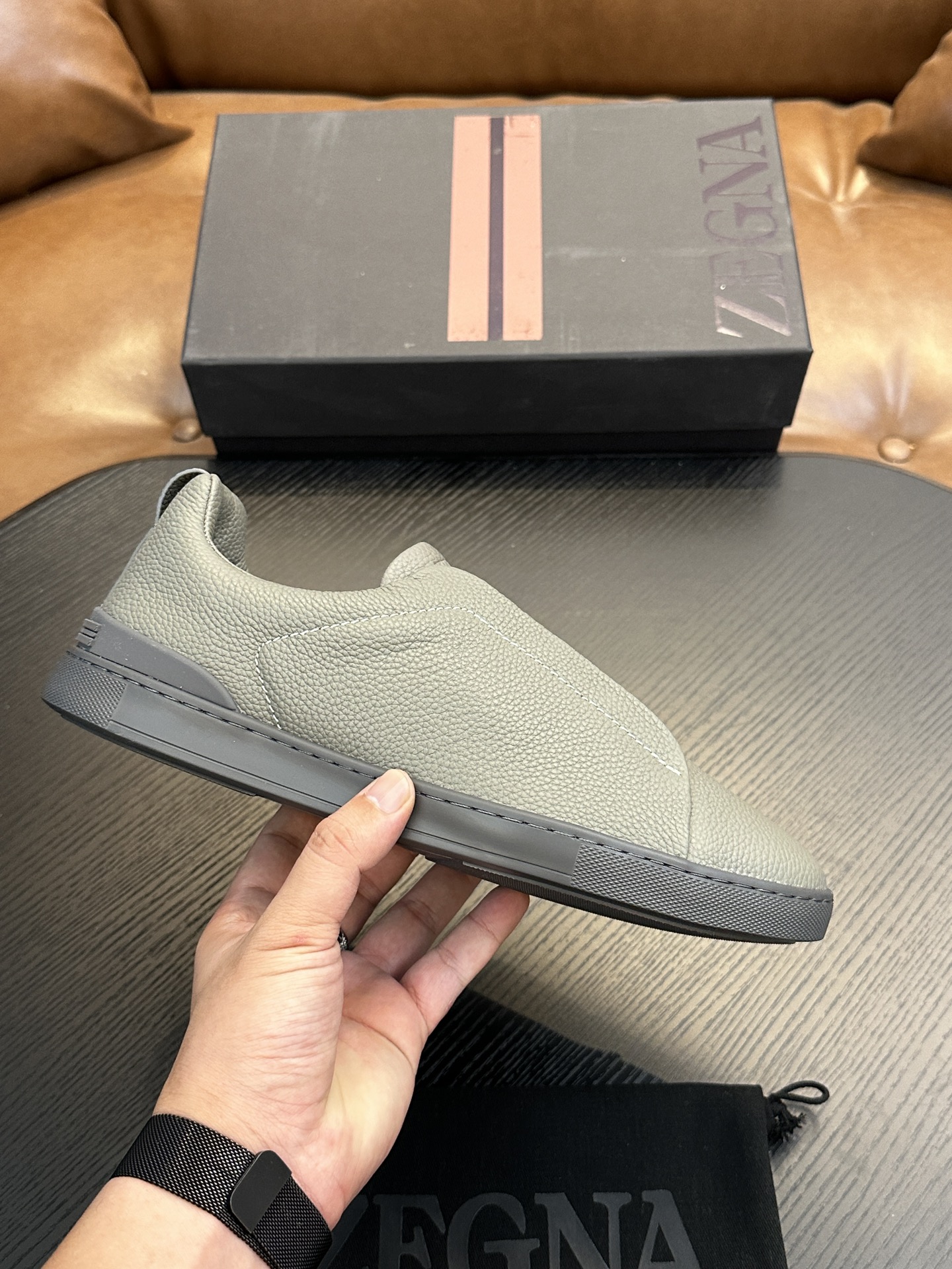 NO:341029,Hot sale! Jenia Casual Sneakers This Triple Stitch low-top sneaker is made of soft cowhide with suede, injecting exquisite style into casual shoes. The iconic triple cross elastic details highlight the hand-stitched stitching of traditional leather shoes, light and lazy cover design, perfectly fitting the fast-paced lifestyle. The very light rubber outsole is embellished with double stripes Logo sports details, reinterpreting the iconic shoes with ultra-light structure. Calfskin inner lining, car midsole cover last method. Easy to wear and take off the foot cross elastic band and 3D 