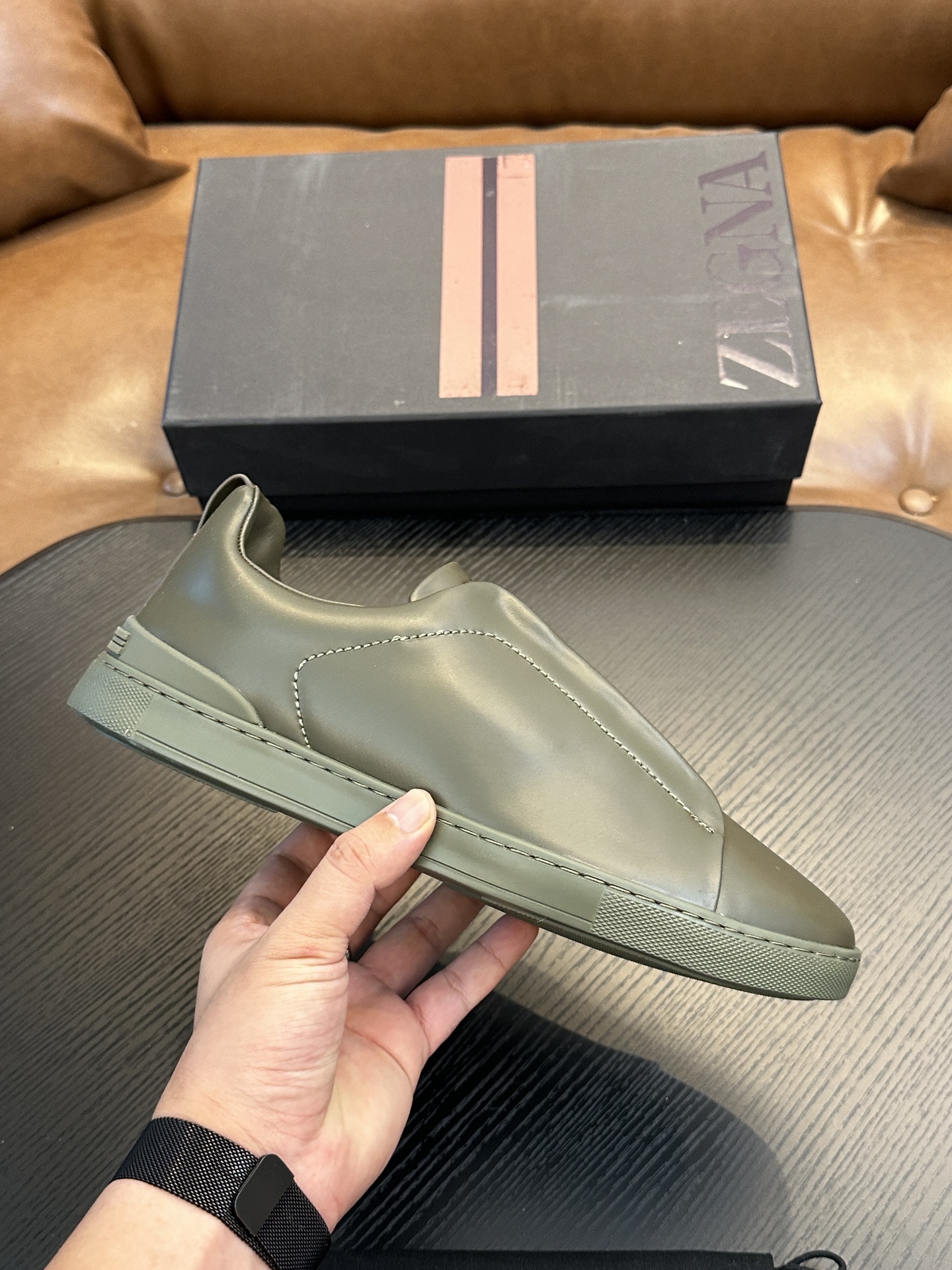 NO:341121,Hot sale! Jenia Casual Sneakers This Triple Stitch low-top sneaker is made of soft cowhide with suede, injecting exquisite style into casual shoes. The iconic triple cross elastic details highlight the hand-stitched stitching of traditional leather shoes, light and lazy cover design, perfectly fitting the fast-paced lifestyle. The very light rubber outsole is embellished with double stripes Logo sports details, reinterpreting the iconic shoes with ultra-light structure. Calfskin inner lining, car midsole cover last method. Easy to wear and take off the foot cross elastic band and 3D 