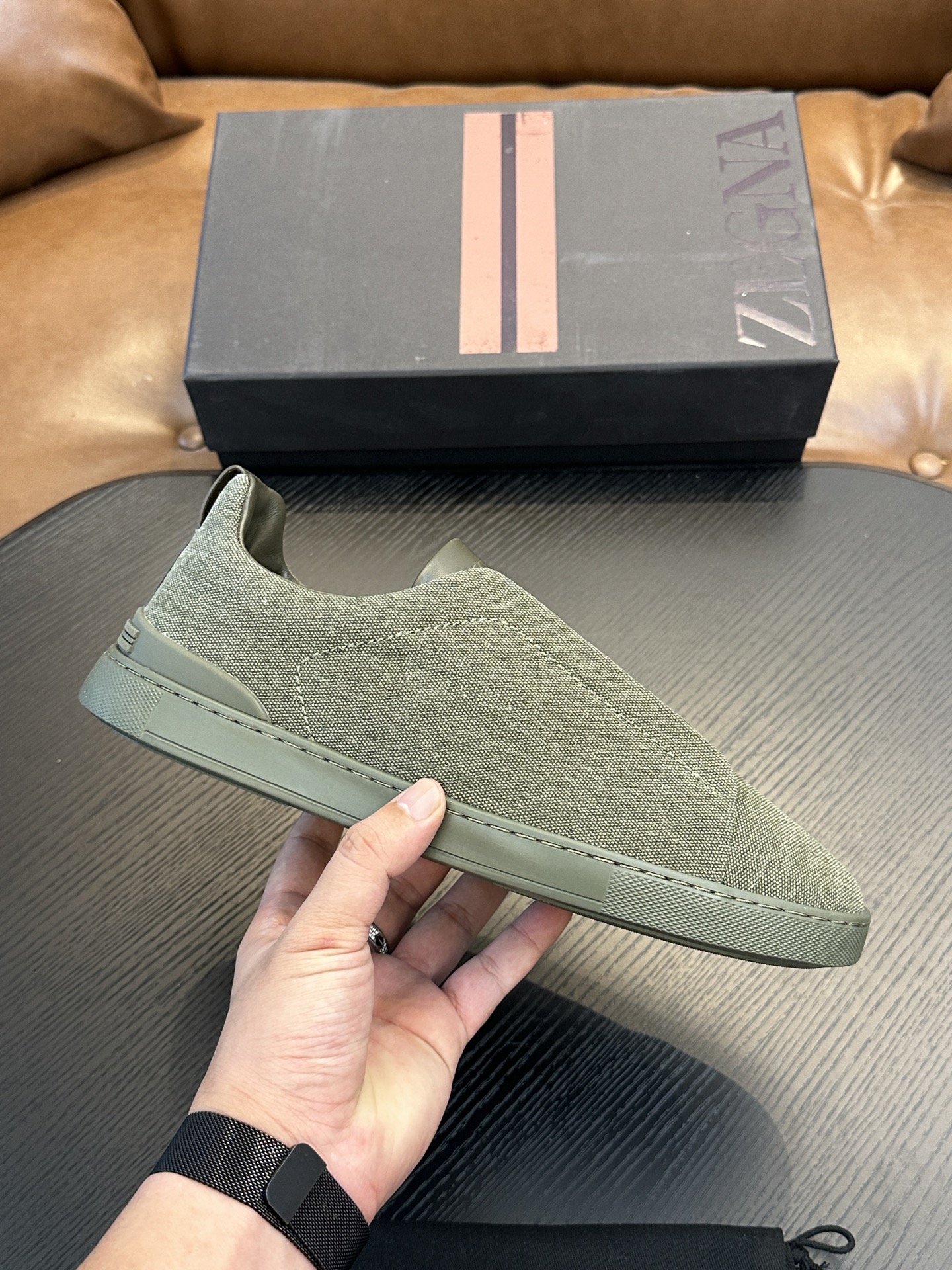 NO:341038,Hot sale! Jenia Casual Sneakers This Triple Stitch low-top sneaker is made of soft cowhide with suede, injecting exquisite style into casual shoes. The iconic triple cross elastic details highlight the hand-stitched stitching of traditional leather shoes, light and lazy cover design, perfectly fitting the fast-paced lifestyle. The very light rubber outsole is embellished with double stripes Logo sports details, reinterpreting the iconic shoes with ultra-light structure. Calfskin inner lining, car midsole cover last method. Easy to wear and take off the foot cross elastic band and 3D 