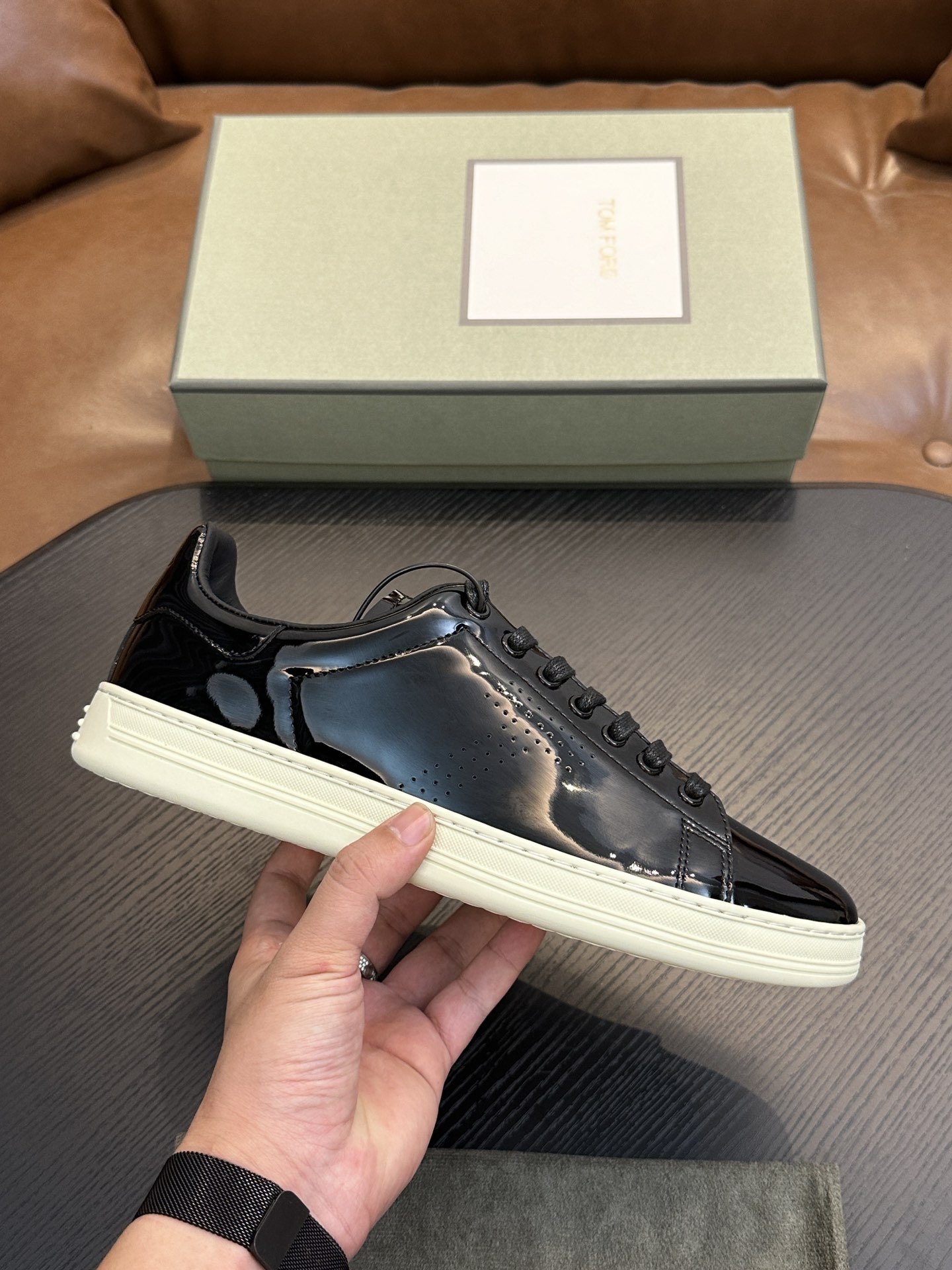 NO:272289,TOM FORD Cambridge low-top sneakers This sneaker is made of imported calfskin, contrasting trim, straps, round toe, rubber flat sole, insole with logo. Size 39-44, custom (38,45 custom made),,tom ford,sneakers,cowhide19860909TOM FORD Cambridge 牛皮低帮运动鞋 本款运动鞋采用进口小牛皮、对比边饰、绑带、圆头、橡胶平底、鞋垫饰有标志. 码数39-44,定（38,45定做）,,tom ford,sneakers,cowhide,Men's shoes