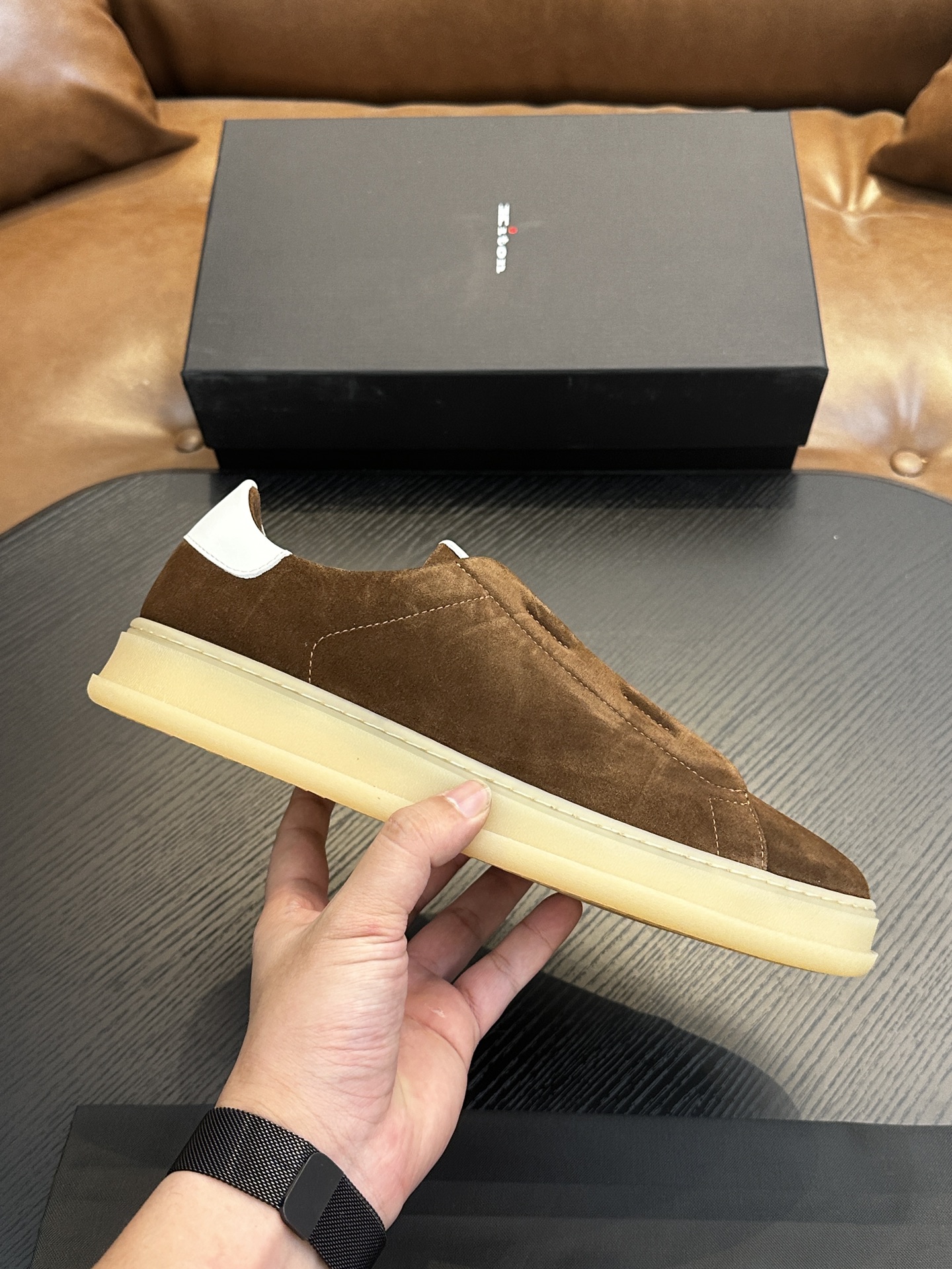 NO:552948,Kiton high-end luxury product, men's calf suede fabric sneakers, the upper is made of calf suede, made with one-piece molding process, comfortable and breathable, the tongue has Kiton micro-marking, and the original outsole is 1:1, providing a comfortable foot feel!  Size39-44 (38 45 46 47 customized), Kiton casual shoes, sneakers19860909Kiton高端奢品,男士小牛反绒面料运动鞋,鞋面由小牛反绒制成,一体成型工艺制作,舒适透气,鞋舌Kiton微标,原版大底1:1,提供舒适脚感！ Size39-44（38 45 46 47定做）,Kiton 休闲鞋,sneakers,Men's shoes