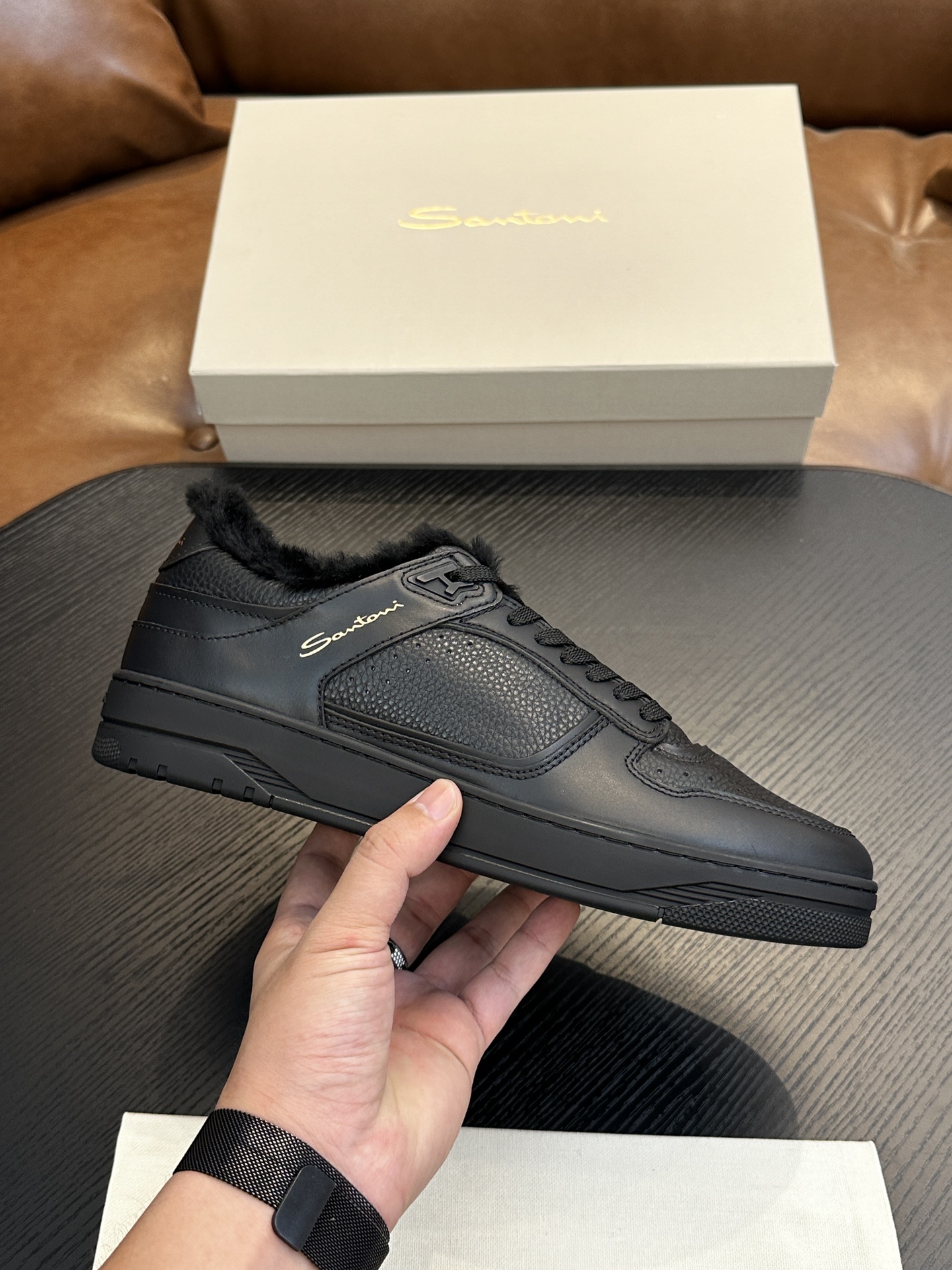 NO:270249,Santoni New Men's Leather Wool Shoes This wool sneaker is made of smooth calfskin and grained calfskin, with punched toe details, gold logo letter prints on the sides and tongue, lace-up round toe design, box sole is made of flexible rubber, soft and lightweight, ensuring all-day comfort and freedom of movement, paired with a full wool inner lining, wool foot pads, the upper foot is light and comfortable and warm!  With original box packaging dust bag!  Leather shoes size: 39/40/41/42/43/44 Welcome to order C4348052,,sneakers,cowhide19860909Santoni圣东尼 新款男士皮革羊毛鞋 这款羊毛运动鞋,采用光滑小牛皮和粒面小牛皮革打造,鞋头冲孔细节,侧面及鞋舌饰有金色logo字母印花,系带款圆头设计,箱形鞋底采用柔性橡胶制成,柔软轻便,确保全天舒适和活动自由,搭配全羊毛内里,羊毛垫脚,上脚轻便舒适保暖！配原盒包装防尘袋！ 皮鞋码数:39/40/41/42/43/44 欢迎订购 C4348052,,sneakers,cowhide,Men's shoes