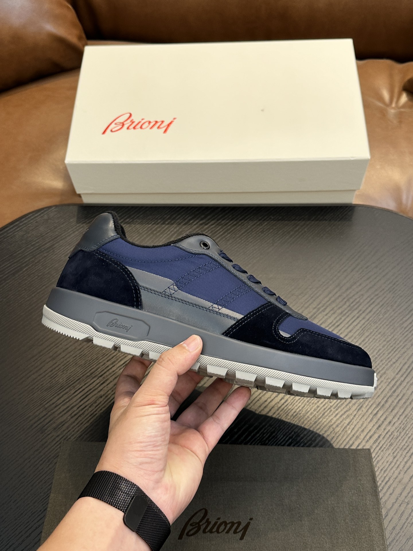 NO:337945,Brioni official website synchronized men's sneakers｜Mixed material running shoes｜Integrated design Brioni sewing label｜Fused Napa leather side straps and brand classic legion stripes｜This running shoes are handmade in Italy｜Lightweight combination soft sole creates elegant and extraordinary shape Size39-44 (customized for 38.45.46),,sneakers19860909Brioni 官网同步男士运动鞋｜混合材质跑步鞋｜一体式设计Brioni缝纫标签｜融合纳帕皮侧饰带和品牌经典军团条纹｜这款跑步鞋在意大利手工精制而成｜轻质组合软底 打造高雅不凡造型 Size39-44（38.45.46定做）,,sneakers,Men's shoes