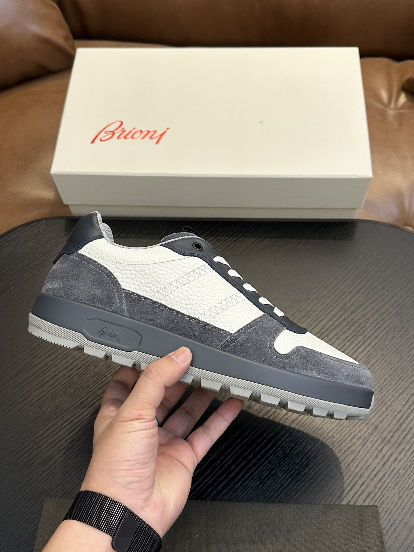 NO:223013,Brioni official website synchronized men's sneakers｜Mixed material running shoes｜Integrated design Brioni sewing label｜Fused Napa leather side straps and brand classic legion stripes｜This running shoes are handmade in Italy｜Lightweight combination soft sole creates elegant and extraordinary shape Size39-44 (customized for 38.45.46),,sneakers19860909Brioni 官网同步男士运动鞋｜混合材质跑步鞋｜一体式设计Brioni缝纫标签｜融合纳帕皮侧饰带和品牌经典军团条纹｜这款跑步鞋在意大利手工精制而成｜轻质组合软底 打造高雅不凡造型 Size39-44（38.45.46定做）,,sneakers,Men's shoes