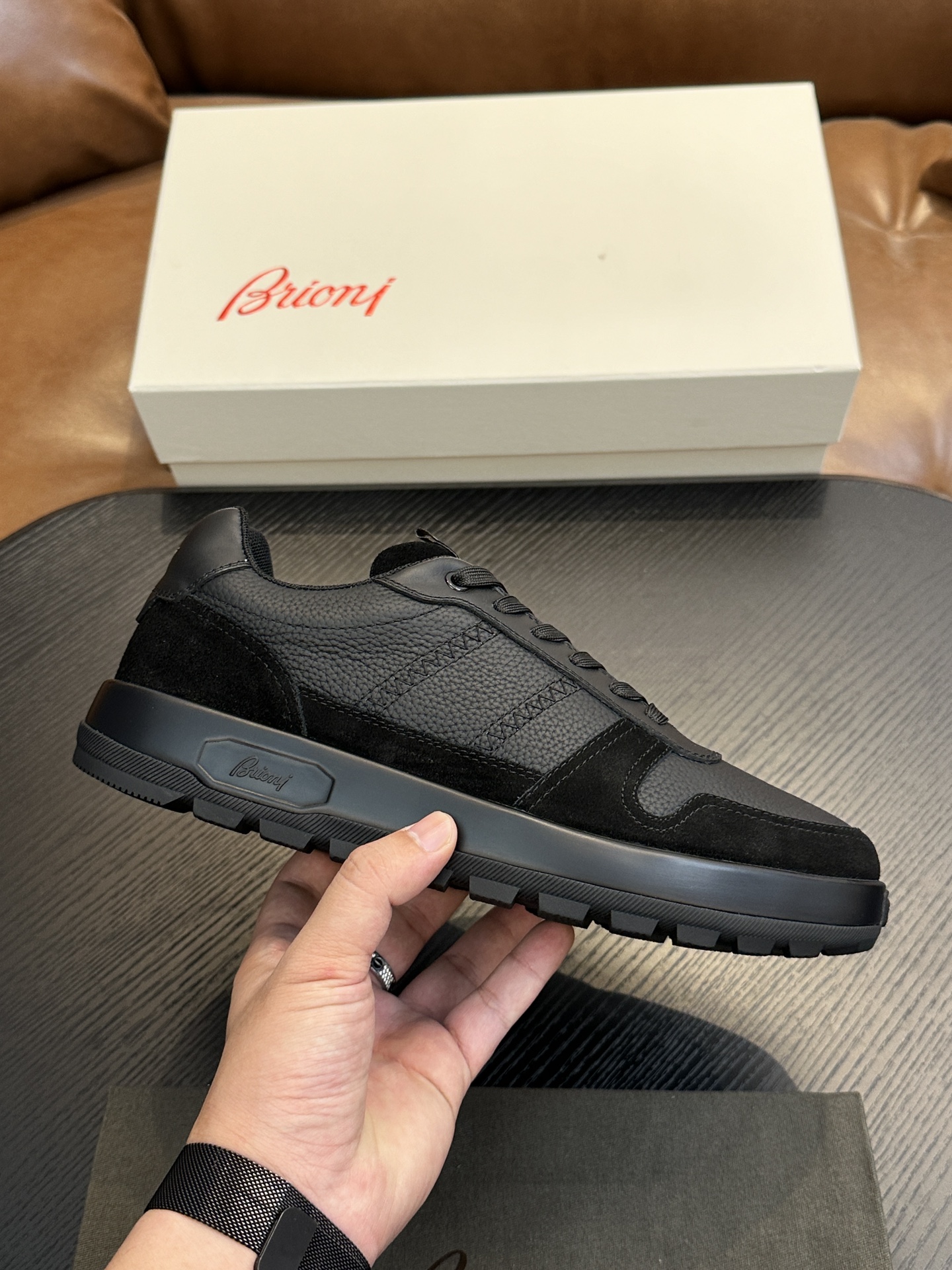 NO:222959,Brioni official website synchronized men's sneakers｜Mixed material running shoes｜Integrated design Brioni sewing label｜Fused Napa leather side straps and brand classic legion stripes｜This running shoes are handmade in Italy｜Lightweight combination soft sole creates elegant and extraordinary shape Size39-44 (customized for 38.45.46),,sneakers19860909Brioni 官网同步男士运动鞋｜混合材质跑步鞋｜一体式设计Brioni缝纫标签｜融合纳帕皮侧饰带和品牌经典军团条纹｜这款跑步鞋在意大利手工精制而成｜轻质组合软底 打造高雅不凡造型 Size39-44（38.45.46定做）,,sneakers,Men's shoes