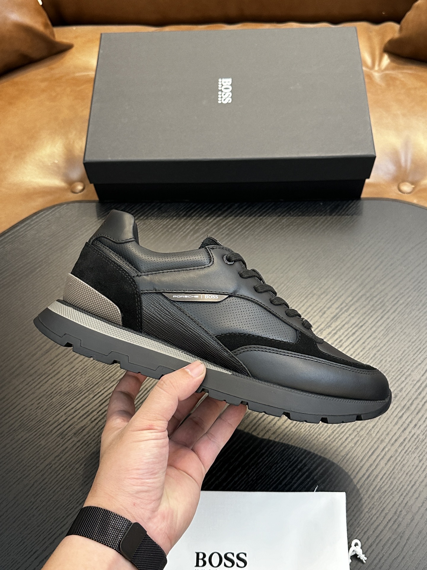 NO:338969,BOSS new casual sneakers, the same style on the official website, the foot is very comfortable and versatile. The smooth leather upper is paired with EVA and TPU outsoles and iconic accessories on the shoelaces, simple and atmospheric. Size 39-44., BOOS casual shoes, sneakers19860909BOSS 新款休闲运动鞋,官网同款,上脚非常舒适百搭,光滑的皮革鞋面搭配EVA和TPU外底及鞋带上的标志性配饰,简单大气.码数39-44.,BOOS 休闲鞋,sneakers,Men's shoes