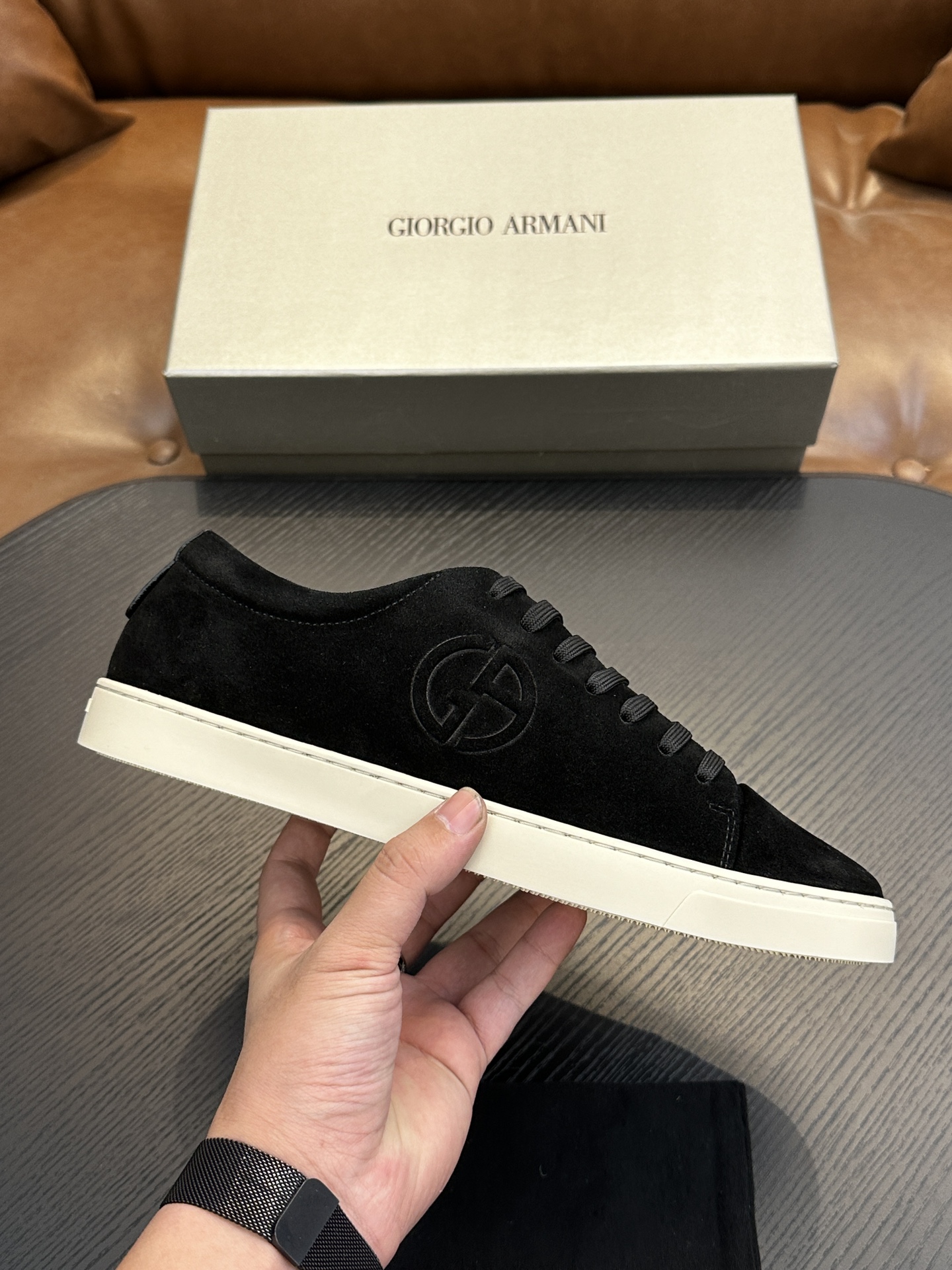 NO:340514,【New Model】GIORGIOARMANI (George Armani main line) Suede contrasting heel sneakers This GIORGIOARMANI casual shoes create a comfortable and lightweight feeling. They are made of soft suede calfskin, and are made of smooth leather with obvious exterior, with detailed design of rear pull tabs and comfortable rubber soles, interpreting the classic Italian style and being equipped with simple and fashionable charm.  1: The fabric is fully imported Italian beef suede leather and paired with toe, fashionable and casual. The inner lining is apricot color calf leather, the insole is synchronized, the insole is opened, the special brand insole plus printed font, the midsole is made of Labon last, the midsole uses all calf leather, pressed with the brand logo, which is the luxury and material you can see. The outsole uses private molded rubber original color outsole, professional and formal export standard production, the anti-slip and wear resistance index meets the standards, the outsole heel has a brand trademark, and the bottom flower adopts textured grip effect. Size 39/40/41/42/43/44, leather shoe size shipped!  ,Armani casual shoes,armani,armani,sneakers,cowhide19860909【新款】GIORGIOARMANI（乔治阿玛尼主线）绒面革撞色后跟运动鞋 此款GIORGIOARMANI休闲鞋打造舒适轻盈的穿着感受,由柔软的绒面革小牛皮制成,采用光滑皮革,外露明显,后拉袢和舒适橡胶鞋底的细节设计,诠释意式经典风范,搭载简约的时尚魅力. 1:面料全进口意大利牛绒面皮搭配鞋头,时尚休闲一体.内里杏色小牛皮内里,鞋垫同步,打开鞋垫,专用品牌鞋垫加印刷字体,中底是拉邦套楦做法,中底采用全小牛皮,压有品牌LOGO,是你看的见的奢华和用料.大底采用私模橡胶本色大底,专业正规出口标准生产,防滑耐磨指数达标,大底后跟带有品牌商标,底花采用纹理抓地效果.码数 39/40/41/42/43/44,皮鞋号出货！,阿玛尼 休闲鞋,armani,armani,sneakers,cowhide,Men's shoes