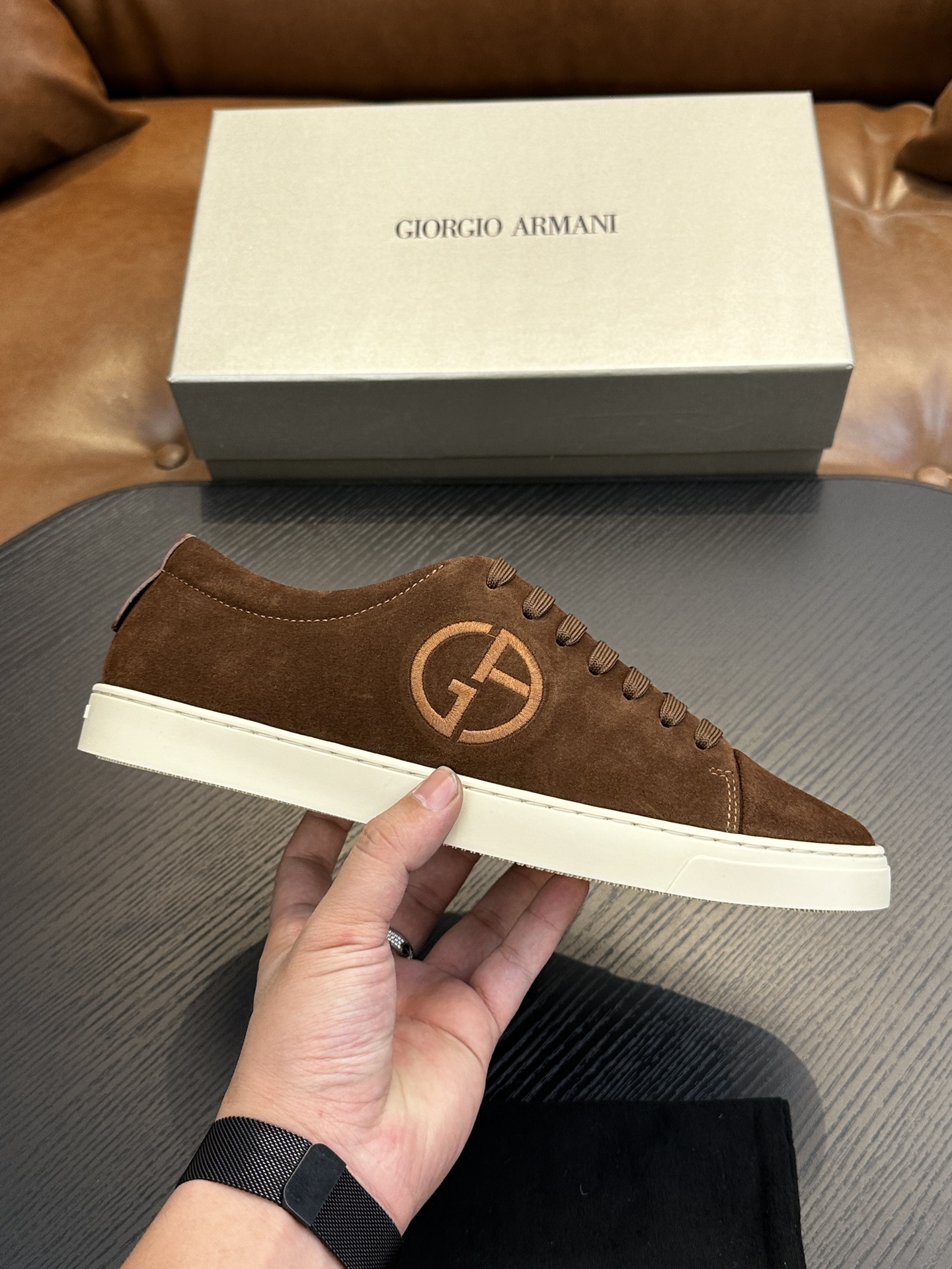 NO:340066,【New Model】GIORGIOARMANI (George Armani main line) Suede contrasting heel sneakers This GIORGIOARMANI casual shoes create a comfortable and lightweight feeling. They are made of soft suede calfskin, and are made of smooth leather with obvious exterior, with detailed design of rear pull tabs and comfortable rubber soles, interpreting the classic Italian style and being equipped with simple and fashionable charm.  1: The fabric is fully imported Italian beef suede leather and paired with toe, fashionable and casual. The inner lining is apricot color calf leather, the insole is synchronized, the insole is opened, the special brand insole plus printed font, the midsole is made of Labon last, the midsole uses all calf leather, pressed with the brand logo, which is the luxury and material you can see. The outsole uses private molded rubber original color outsole, professional and formal export standard production, the anti-slip and wear resistance index meets the standards, the outsole heel has a brand trademark, and the bottom flower adopts textured grip effect. Size 39/40/41/42/43/44, leather shoe size shipped!  ,Armani casual shoes,armani,armani,sneakers,cowhide19860909【新款】GIORGIOARMANI（乔治阿玛尼主线）绒面革撞色后跟运动鞋 此款GIORGIOARMANI休闲鞋打造舒适轻盈的穿着感受,由柔软的绒面革小牛皮制成,采用光滑皮革,外露明显,后拉袢和舒适橡胶鞋底的细节设计,诠释意式经典风范,搭载简约的时尚魅力. 1:面料全进口意大利牛绒面皮搭配鞋头,时尚休闲一体.内里杏色小牛皮内里,鞋垫同步,打开鞋垫,专用品牌鞋垫加印刷字体,中底是拉邦套楦做法,中底采用全小牛皮,压有品牌LOGO,是你看的见的奢华和用料.大底采用私模橡胶本色大底,专业正规出口标准生产,防滑耐磨指数达标,大底后跟带有品牌商标,底花采用纹理抓地效果.码数 39/40/41/42/43/44,皮鞋号出货！,阿玛尼 休闲鞋,armani,armani,sneakers,cowhide,Men's shoes