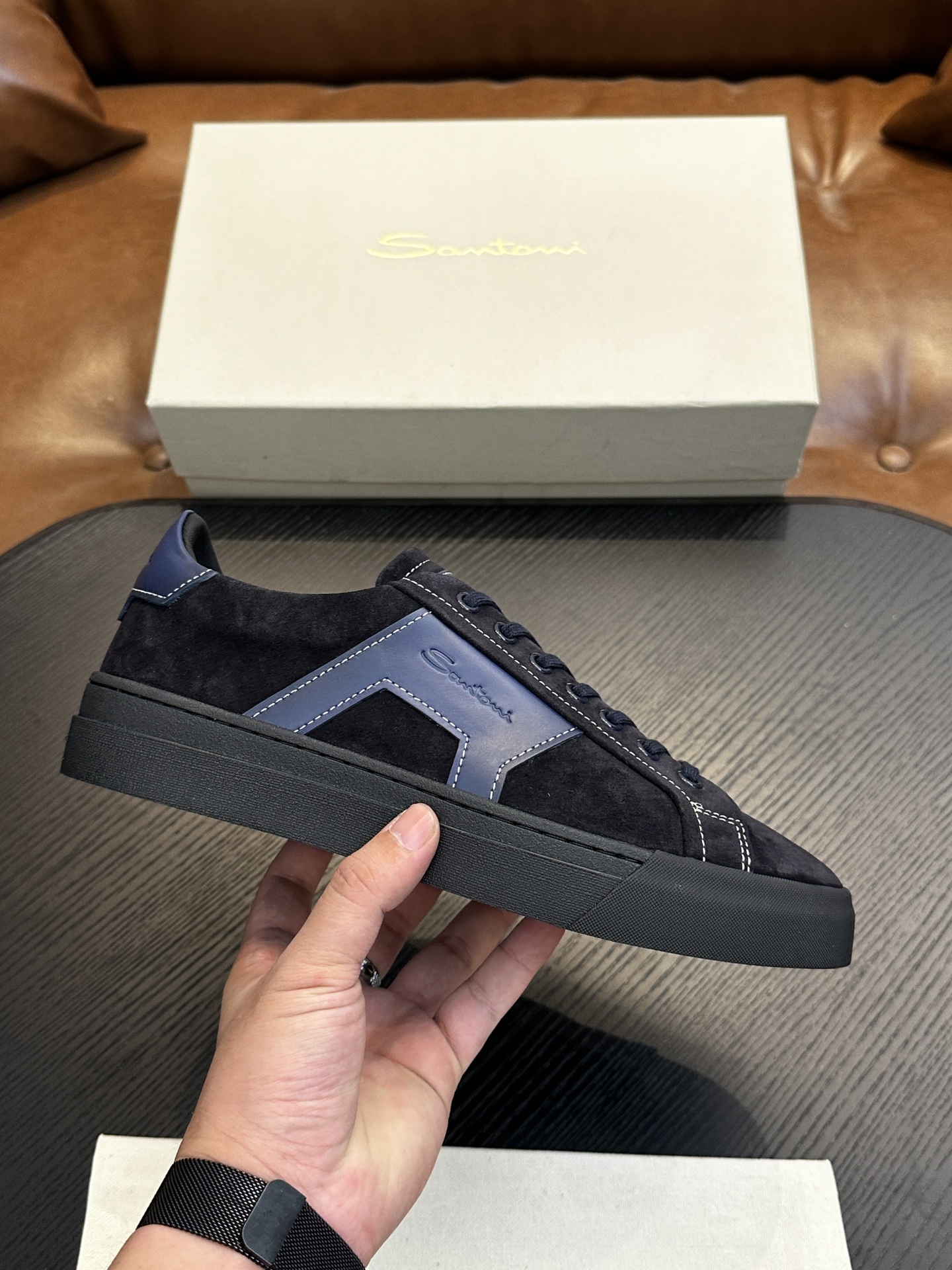 NO:340683,Santoni (Santoni) Italian men's casual shoes shipped!  Each pair of shoes from this Italian pure handmade shoe brand is simple and classic, and it is very comfortable and versatile on the feet!  This upper is made of imported canvas and has a high-end and comfortable cowhide inner lining!  The outsole is made of original rubber backsheet combination, with cowhide inner lining!  Brand-specific mold opening foot bed, exclusive private mold controllable! Original box packaging, equipped with shoe storage bag!  39 40 41 42 43 44 (38 45 46 customized), Santooni sneakers, sneakers, cowhide19860909Santoni(圣东尼）意大利男士休闲板鞋出货！这个意大利纯手工鞋履品牌的每一双鞋设计简洁经典,上脚非常舒适百搭！ 此款鞋面面料采用进囗帆布,高档舒适牛皮内里！大底采用原版橡胶底片组合成型,牛皮内里！品牌专用开模脚床,独家私模可控!原盒包装,配鞋履收纳袋！39 40 41 42 43 44（38 45 46定做）,圣东尼 运动鞋,sneakers,cowhide,Men's shoes