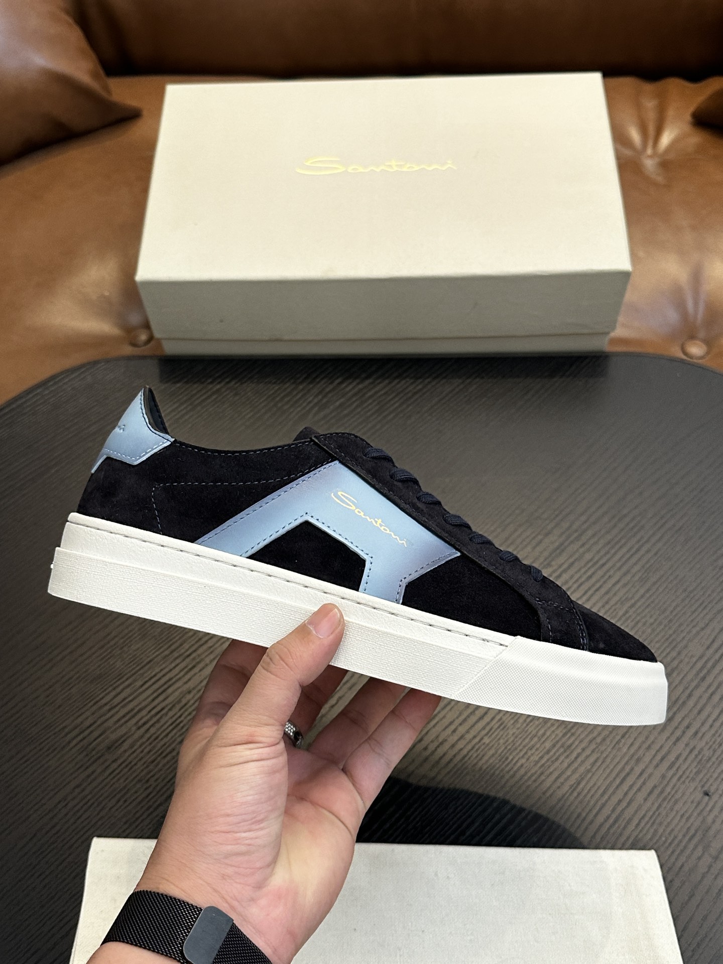 NO:340963,Santoni (Santoni) Italian men's casual shoes shipped!  Each pair of shoes from this Italian pure handmade shoe brand is simple and classic, and it is very comfortable and versatile on the feet!  This upper is made of imported canvas and has a high-end and comfortable cowhide inner lining!  The outsole is made of original rubber backsheet combination, with cowhide inner lining!  Brand-specific mold opening foot bed, exclusive private mold controllable! Original box packaging, equipped with shoe storage bag!  39 40 41 42 43 44 (38 45 46 customized), Santooni sneakers, sneakers, cowhide19860909Santoni(圣东尼）意大利男士休闲板鞋出货！这个意大利纯手工鞋履品牌的每一双鞋设计简洁经典,上脚非常舒适百搭！ 此款鞋面面料采用进囗帆布,高档舒适牛皮内里！大底采用原版橡胶底片组合成型,牛皮内里！品牌专用开模脚床,独家私模可控!原盒包装,配鞋履收纳袋！39 40 41 42 43 44（38 45 46定做）,圣东尼 运动鞋,sneakers,cowhide,Men's shoes