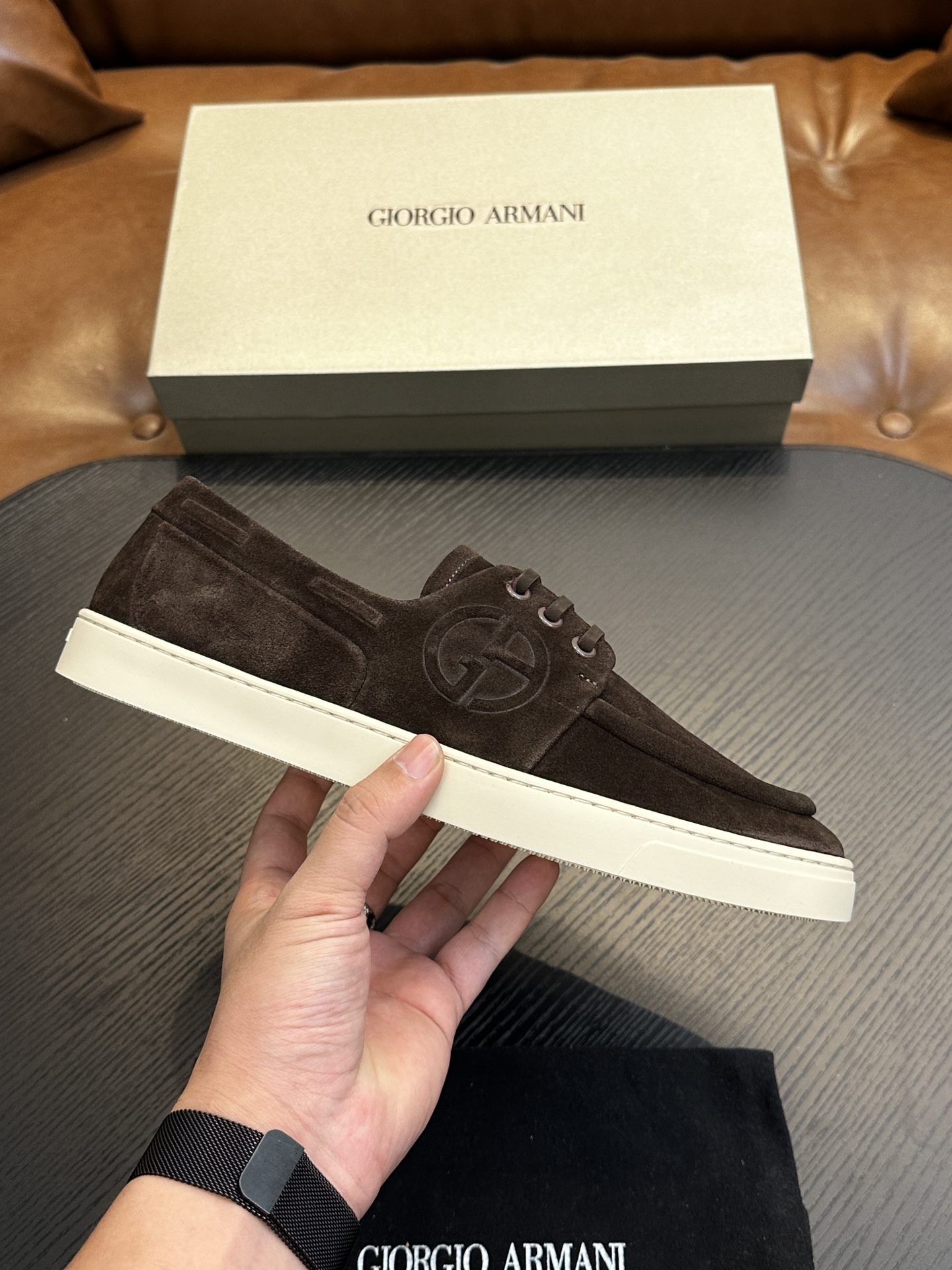 NO:341704,【New Model】GIORGIOARMANI (George Armani main line) Suede contrasting heel sneakers This GIORGIOARMANI casual shoes create a comfortable and lightweight feeling. They are made of soft suede calfskin, and are made of smooth leather with obvious exterior, with detailed design of rear pull tabs and comfortable rubber soles, interpreting the classic Italian style and being equipped with simple and fashionable charm.  1: The fabric is fully imported Italian beef suede leather and paired with toe, which is fashionable and casual. The inner lining is apricot color calf leather, the insole is synchronized, the insole is opened, the special brand insole plus the printed font, the midsole is made of Labon last, the midsole uses all calf leather, pressed with the brand logo, which is the luxury and material you can see. The outsole uses private molded rubber original color outsole, professional and formal export standard production, the anti-slip and wear resistance index meets the standards, the outsole heel has a brand trademark, and the bottom flower adopts textured grip effect. Size 39/40/41/42/43/44, leather shoe size shipped!  ,Armani casual shoes,armani,armani,sneakers,cowhide19860909【新款】GIORGIOARMANI（乔治阿玛尼主线）绒面革撞色后跟运动鞋 此款GIORGIOARMANI休闲鞋打造舒适轻盈的穿着感受,由柔软的绒面革小牛皮制成,采用光滑皮革,外露明显,后拉袢和舒适橡胶鞋底的细节设计,诠释意式经典风范,搭载简约的时尚魅力. 1:面料全进口意大利牛绒面皮搭配鞋头,时尚休闲一体.内里杏色小牛皮内里,鞋垫同步,打开鞋垫,专用品牌鞋垫加印刷字体,中底是拉邦套楦做法,中底采用全小牛皮,压有品牌LOGO,是你看的见的奢华和用料.大底采用私模橡胶本色大底,专业正规出口标准生产,防滑耐磨指数达标,大底后跟带有品牌商标,底花采用纹理抓地效果.码数 39/40/41/42/43/44,皮鞋号出货！,阿玛尼 休闲鞋,armani,armani,sneakers,cowhide,Men's shoes