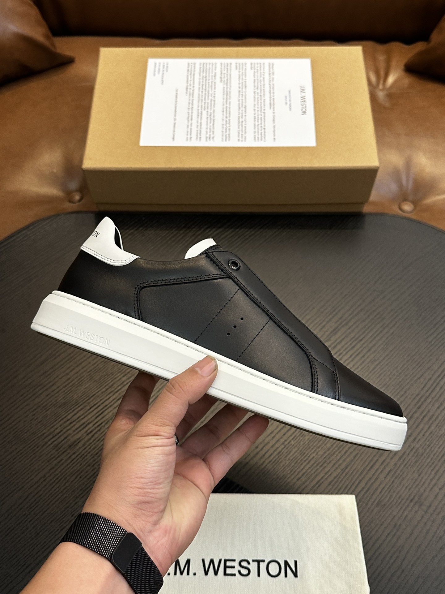 NO:341259,J.M.WESTON classic sneakers, men's lace-up casual sneakers, grandly launched a newcomer. About J.M. Weston, Limoges, founded in France in 1891, is a model for making luxury gentleman leather shoes. With Goodyear Stitching as the golden rule of shoemaking, J.M. Weston perfectly arranges excellent traditional techniques, reflecting the brand's consistent persistence in high quality. Its classic styles have been innovated and inspired the current designer Michel Perry, creating elegant New Classics, Casual Chic and Casual Sport series. The most original spirit creates a unique style that is exclusive to you. This selected imported Italian soft calfskin + paired with reverse velvet  The conspicuous 