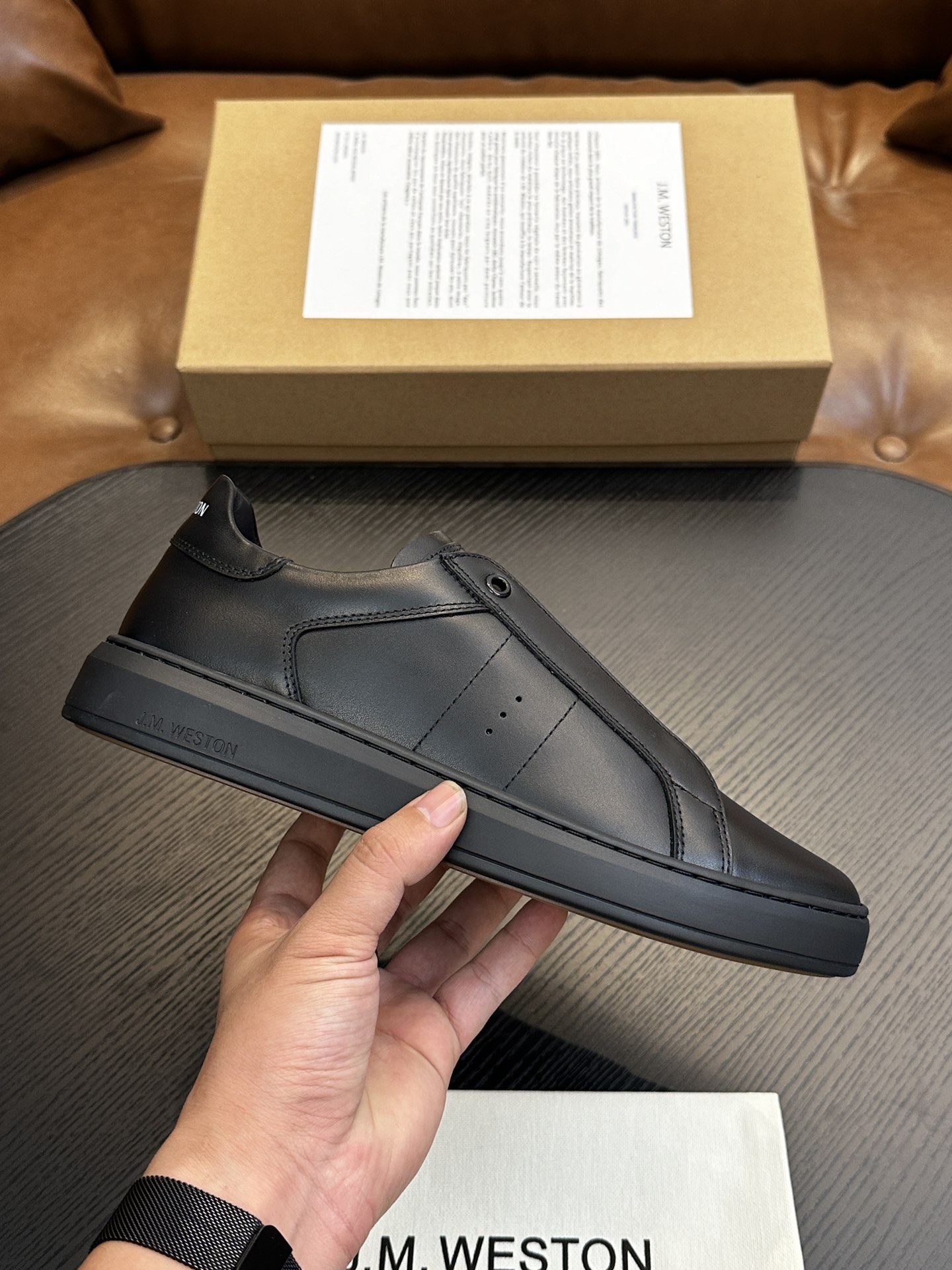 NO:575600,J.M. Weston's classic sneakers, men's lace-up casual sneakers, are launching a new model. About J.M. Weston, Limoges, founded in France in 1891, is a model for the production of luxury gentleman's leather shoes. With Goodyear Stitching as the golden rule of shoemaking technology, J.M. Weston perfectly arranges excellent traditional skills with it, reflecting the brand's consistent insistence on high quality. Its classic styles are timeless and inspire the current designer Michel  Inspired by Perry, we create elegant New Classics, Casual Chic and Casual Sport series. The most original spirit creates a unique style just for you. This selection of imported Italian soft calfskin + suede has a conspicuous 'W' accessory on the outer waist that is unobtrusive. The lining and insole are also cowhide. EVA midsole and non-slip and wear-resistant RB outsole make the shoes fashionable and comfortable on your feet. You deserve it.  Leather shoe size: 39/40/41/42/43/44 original box packaging + dust bag C4853056, J.M casual shoes, sneakers, cowhide19860909J.M.WESTON经典款运动鞋鞋,男士系带休闲鞋运动鞋,隆重推出新秀. 关于J.M. Weston,1891年创立于法国的Limoges,堪称是奢华绅士皮鞋的制作典范. 以Goodyear Stitching为金科玉律的制鞋工艺,J.M. Weston将卓越的传统技巧与之完美编排,折射出品牌对高品质的一贯坚持.其经典款式历久弥新,启发着现任设计师Michel Perry的灵感,创造出雅致的New Classics、Casual Chic及Casual Sport等系列.最为原创的精神,打造出专属于您的独特款式. 这款精选进口意大利柔软小牛皮+搭配反绒 外腰显眼的“W”配饰个性不张扬,牛皮内里,鞋垫也是牛皮 EVA中底和防滑耐磨的RB大底 让鞋子穿在脚上时尚又舒适,您值得拥有. 皮鞋码数:39/40/41/42/43/44 原盒包装+防尘袋 C4853056,J.M休闲鞋,sneakers,cowhide,Men's shoes