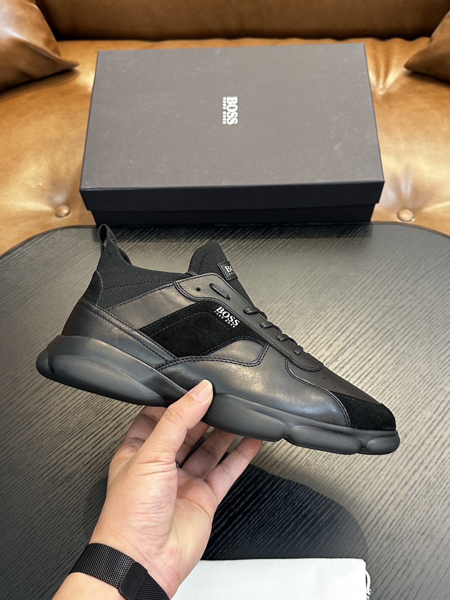 NO:270243,BOSS new casual sneakers, the same style on the official website, the foot is very comfortable and versatile. The smooth leather upper is paired with EVA and TPU outsoles and iconic accessories on the shoelaces, which is simple and atmospheric. Size 39-44.,,sneakers19860909BOSS 新款休闲运动鞋,官网同款,上脚非常舒适百搭,光滑的皮革鞋面搭配EVA和TPU外底及鞋带上的标志性配饰,简单大气.码数39-44.,,sneakers,Men's shoes