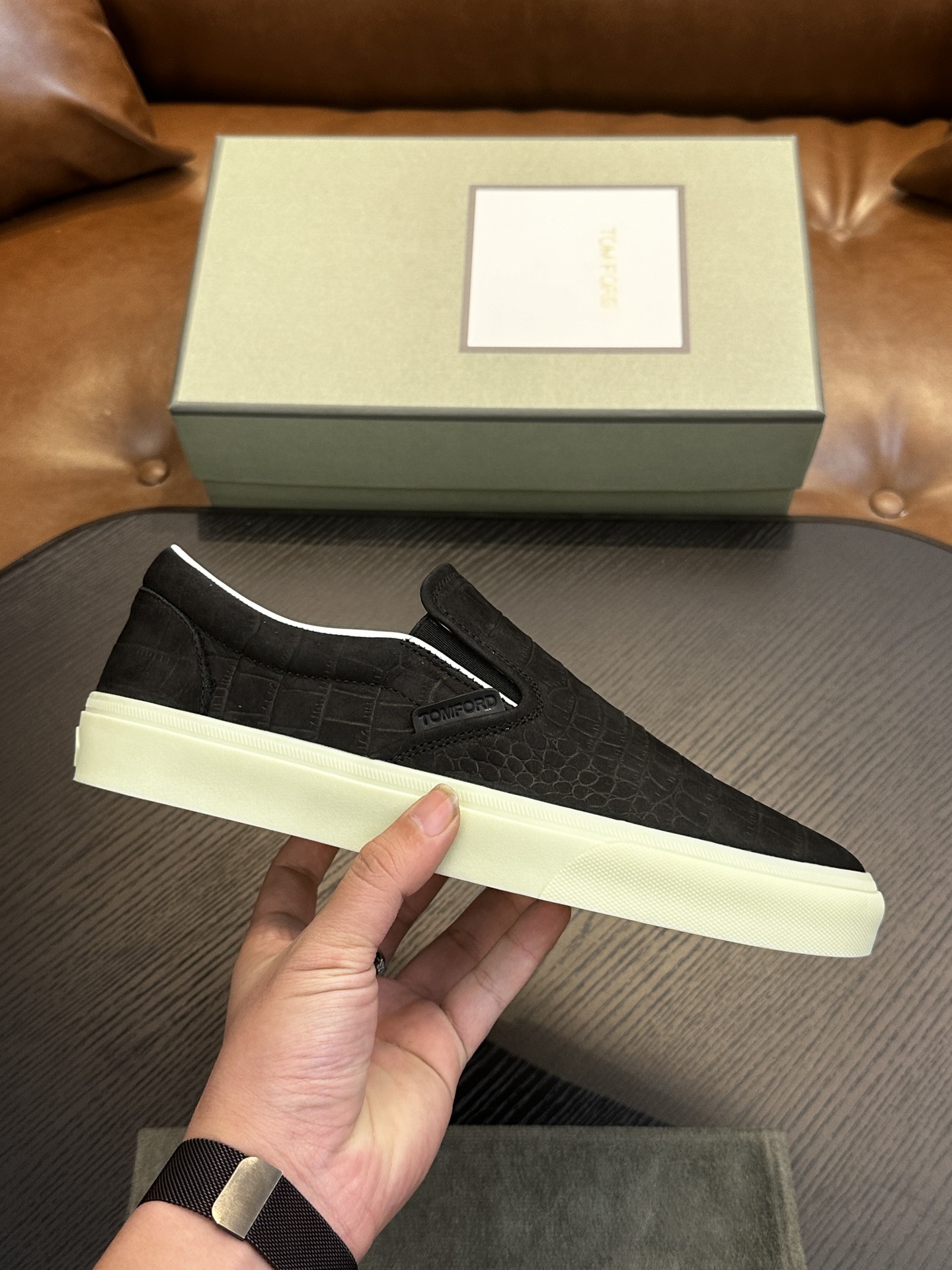 NO:272303,TOM FORD Cambridge low top sneakers This sneaker is made of imported back-fleece calfskin, contrasting trim, round toe, foot cover, rubber flat sole, insole with logo. Size 39-44, custom (38,45 custom made),,tom ford,sneakers,cowhide19860909TOM FORD Cambridge 牛皮低帮运动鞋 本款运动鞋采用进口反绒小牛皮、对比边饰、圆头、套脚、橡胶平底、鞋垫饰有标志. 码数39-44,定（38,45定做）,,tom ford,sneakers,cowhide,Men's shoes