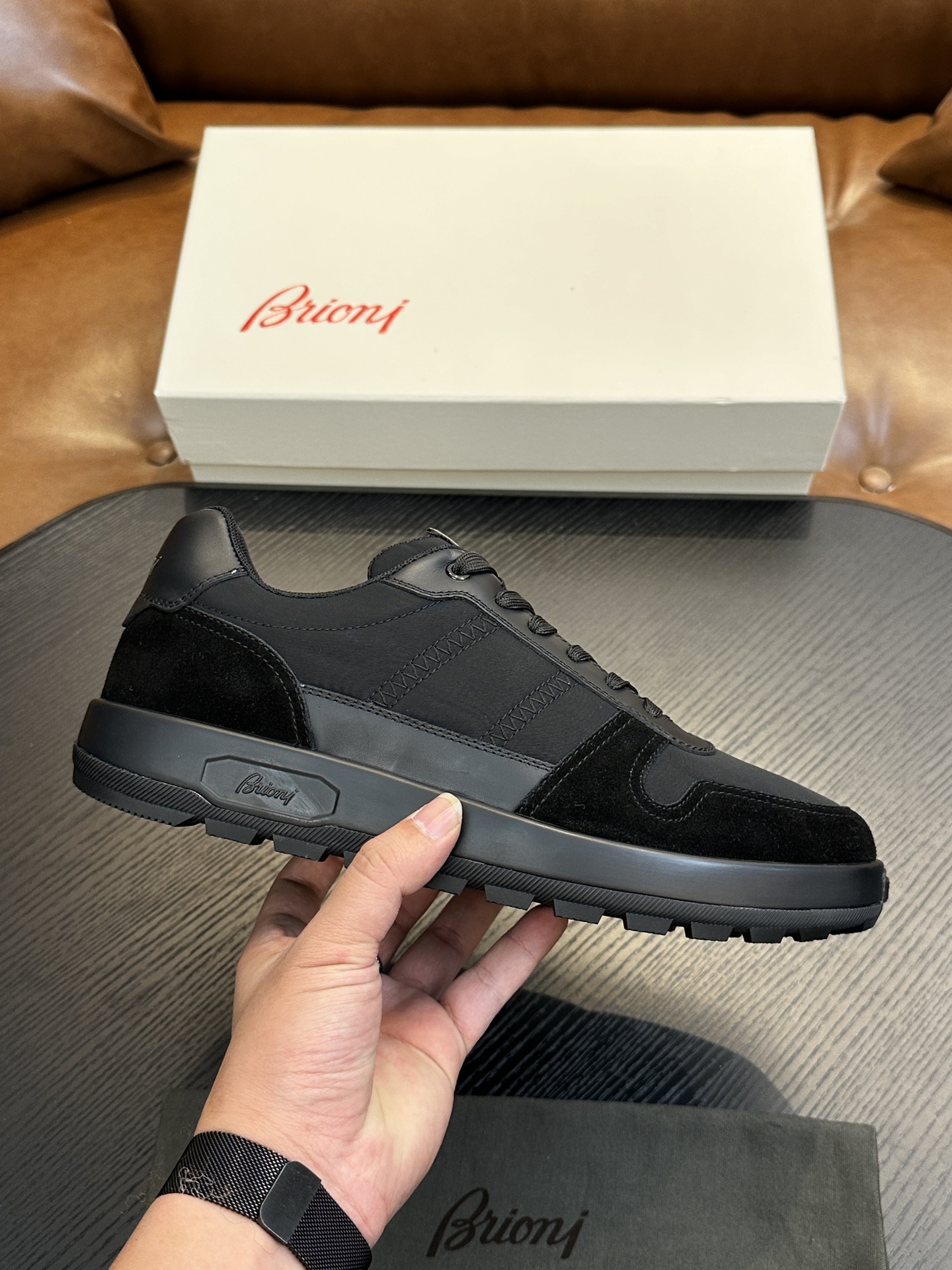 NO:338003,Brioni official website synchronized men's sneakers｜Mixed material running shoes｜Integrated design Brioni sewing label｜Fused Napa leather side straps and brand classic legion stripes｜This running shoes are handmade in Italy｜Lightweight combination soft sole creates elegant and extraordinary shape Size39-44 (customized for 38.45.46),,sneakers19860909Brioni 官网同步男士运动鞋｜混合材质跑步鞋｜一体式设计Brioni缝纫标签｜融合纳帕皮侧饰带和品牌经典军团条纹｜这款跑步鞋在意大利手工精制而成｜轻质组合软底 打造高雅不凡造型 Size39-44（38.45.46定做）,,sneakers,Men's shoes