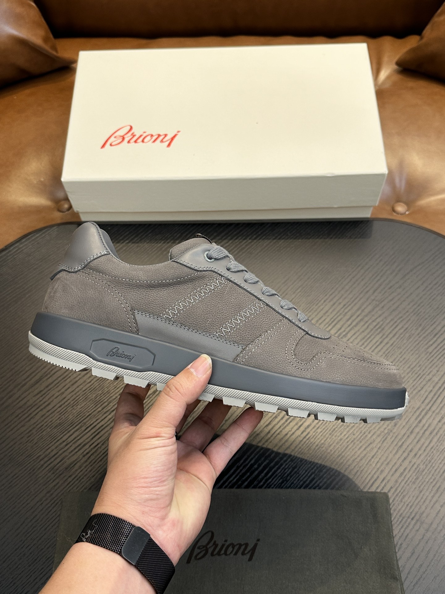 NO:345083,Brioni official website synchronized men's sneakers｜Mixed material running shoes｜Integrated design Brioni sewing label｜Fused Napa leather side straps and brand classic legion stripes｜This running shoes are handmade in Italy｜Lightweight combination soft sole creates elegant and extraordinary shape Size39-44 (customized for 38.45.46),,sneakers19860909Brioni 官网同步男士运动鞋｜混合材质跑步鞋｜一体式设计Brioni缝纫标签｜融合纳帕皮侧饰带和品牌经典军团条纹｜这款跑步鞋在意大利手工精制而成｜轻质组合软底 打造高雅不凡造型 Size39-44（38.45.46定做）,,sneakers,Men's shoes