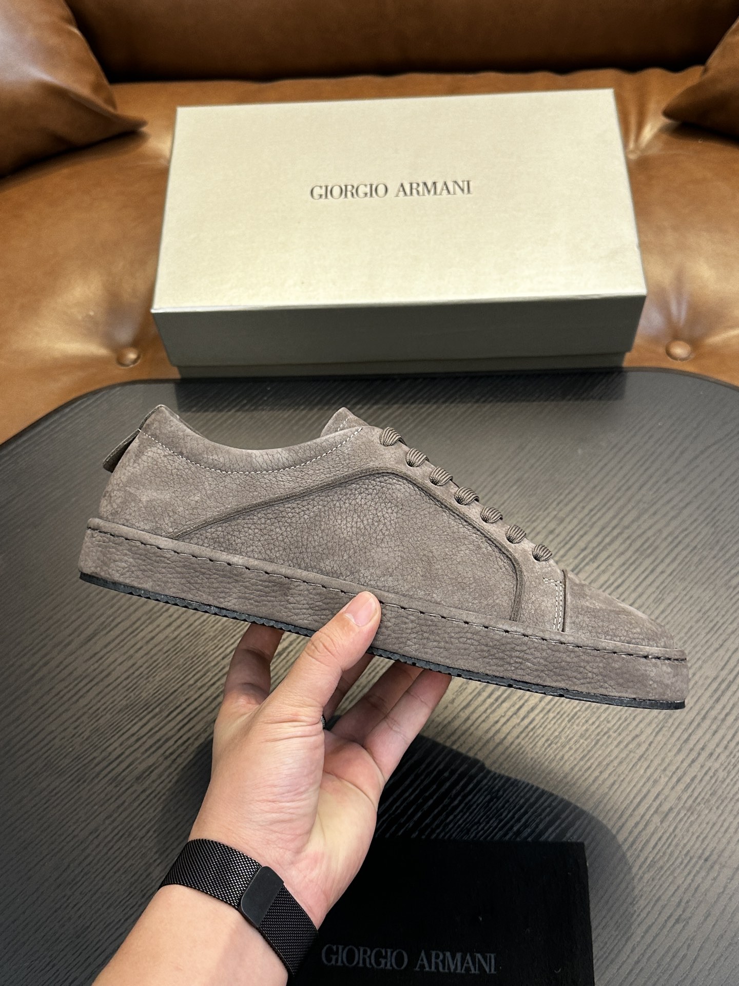 NO:340052,【New Model】GIORGIOARMANI (George Armani main line) Suede contrasting heel sneakers This GIORGIOARMANI casual shoes create a comfortable and lightweight feeling. They are made of soft suede calfskin, and are made of smooth leather with obvious exterior, with detailed design of rear pull tabs and comfortable rubber soles, interpreting the classic Italian style and being equipped with simple and fashionable charm.  1: The fabric is fully imported Italian beef suede leather and paired with toe, fashionable and casual. The inner lining is apricot color calf leather, the insole is synchronized, the insole is opened, the special brand insole plus printed font, the midsole is made of Labon last, the midsole uses all calf leather, pressed with the brand logo, which is the luxury and material you can see. The outsole uses private molded rubber original color outsole, professional and formal export standard production, the anti-slip and wear resistance index meets the standards, the outsole heel has a brand trademark, and the bottom flower adopts textured grip effect. Size 39/40/41/42/43/44, leather shoe size shipped!  ,Armani casual shoes,armani,armani,sneakers,cowhide19860909【新款】GIORGIOARMANI（乔治阿玛尼主线）绒面革撞色后跟运动鞋 此款GIORGIOARMANI休闲鞋打造舒适轻盈的穿着感受,由柔软的绒面革小牛皮制成,采用光滑皮革,外露明显,后拉袢和舒适橡胶鞋底的细节设计,诠释意式经典风范,搭载简约的时尚魅力. 1:面料全进口意大利牛绒面皮搭配鞋头,时尚休闲一体.内里杏色小牛皮内里,鞋垫同步,打开鞋垫,专用品牌鞋垫加印刷字体,中底是拉邦套楦做法,中底采用全小牛皮,压有品牌LOGO,是你看的见的奢华和用料.大底采用私模橡胶本色大底,专业正规出口标准生产,防滑耐磨指数达标,大底后跟带有品牌商标,底花采用纹理抓地效果.码数 39/40/41/42/43/44,皮鞋号出货！,阿玛尼 休闲鞋,armani,armani,sneakers,cowhide,Men's shoes