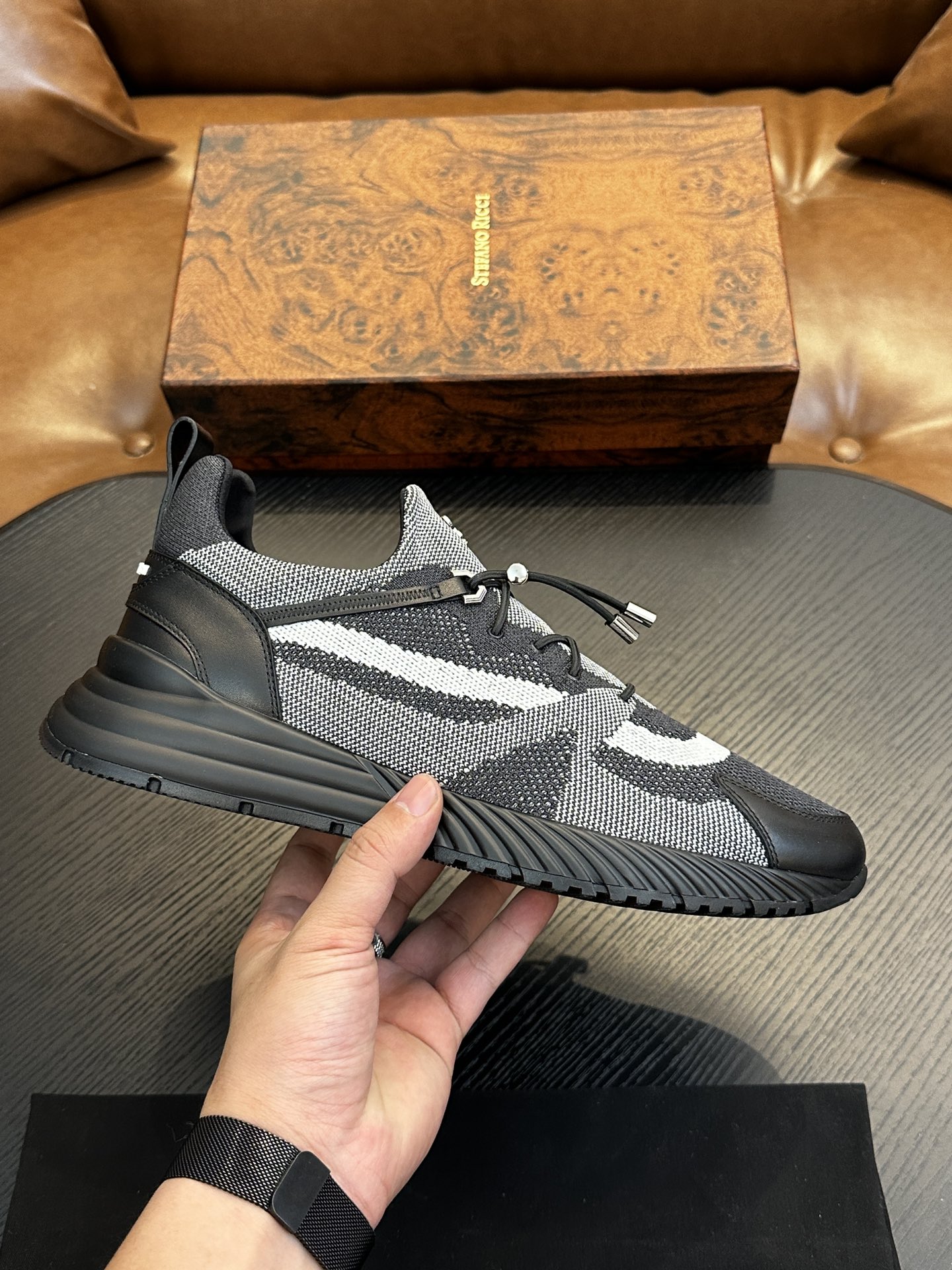 NO:273062,Stefano Ricci Stephen's high-end luxury brand, men's casual sneakers, original cowhide, high-end and delicate texture, full calfskin fabric inside, soft skin, simple and not simple, full of retro feel, I like it more and more time!  39-44 (no return and only code exchange),,sneakers,cowhide19860909Stefano Ricci 史蒂芬高端奢侈品牌,男士休闲运动鞋,原版牛皮,质感高端细腻,内里全小牛皮面料,贴肤柔软,简约不简单,复古感十足,越穿越喜欢！39-44（不退只换码）,,sneakers,cowhide,Men's shoes