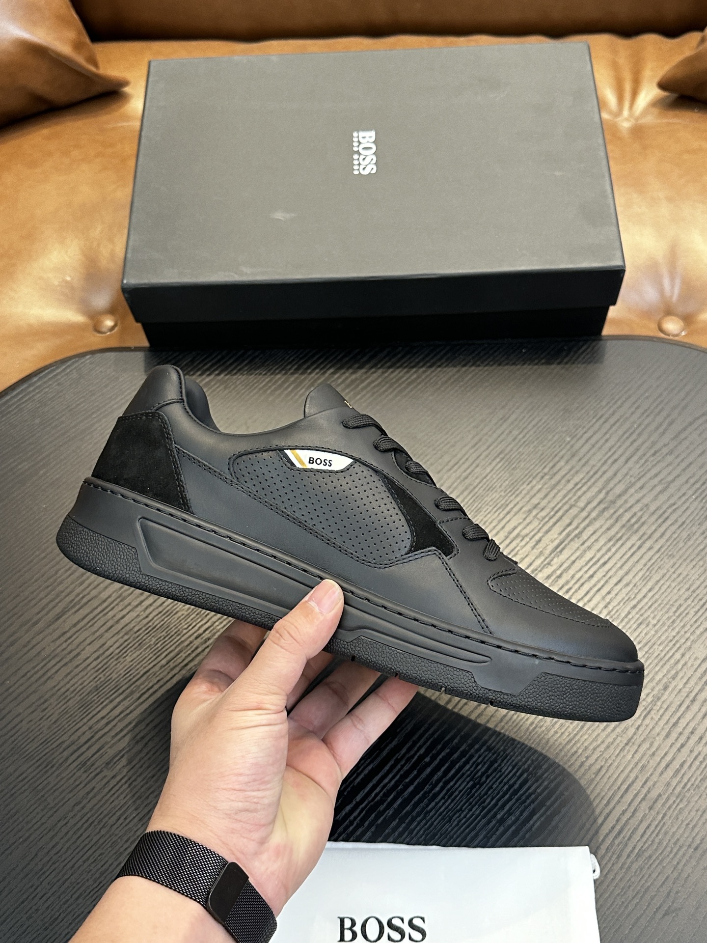 NO:222148,Brand BOSS original color matching, size 39-44 standard size Price Material BOSS new casual shoes This sneaker is made of cowhide material, the tongue is made of branded straps to show interesting brand characteristics. The rubber sole is based on interwoven letter patterns, and the rear decoration is designed with calfskin air compressor logo., BOOS casual shoes, sneakers, cowhide19860909品牌BOSS 颜色原版配色 码数39-44标准码 价格 材质BOSS新款休闲鞋 这款运动鞋精选牛皮材质制作,鞋舌以品牌饰带饰边,展现趣味品牌特色.橡胶鞋底以交织字母图案为基础,后饰片则采用小牛皮空压logo设计.,BOOS 休闲鞋,sneakers,cowhide,Men's shoes