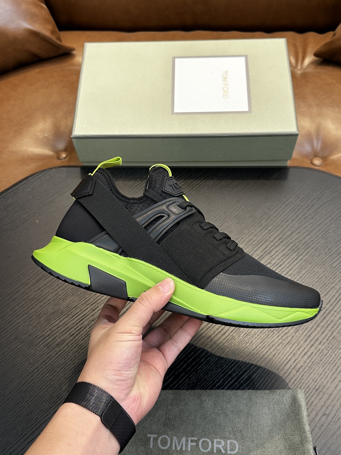 NO:272309,TOM FORD Cambridge low-top sneakers This sneaker is made of imported back-fleece calfskin, contrasting trim, round toe, front lace-up, rubber flat sole, insole with logo. Size 39-44, custom (38,45 custom made),,tom ford,sneakers,cowhide19860909TOM FORD Cambridge 牛皮低帮运动鞋 本款运动鞋采用进口反绒小牛皮、对比边饰、圆头、正面系带、橡胶平底、鞋垫饰有标志. 码数39-44,定（38,45定做）,,tom ford,sneakers,cowhide,Men's shoes