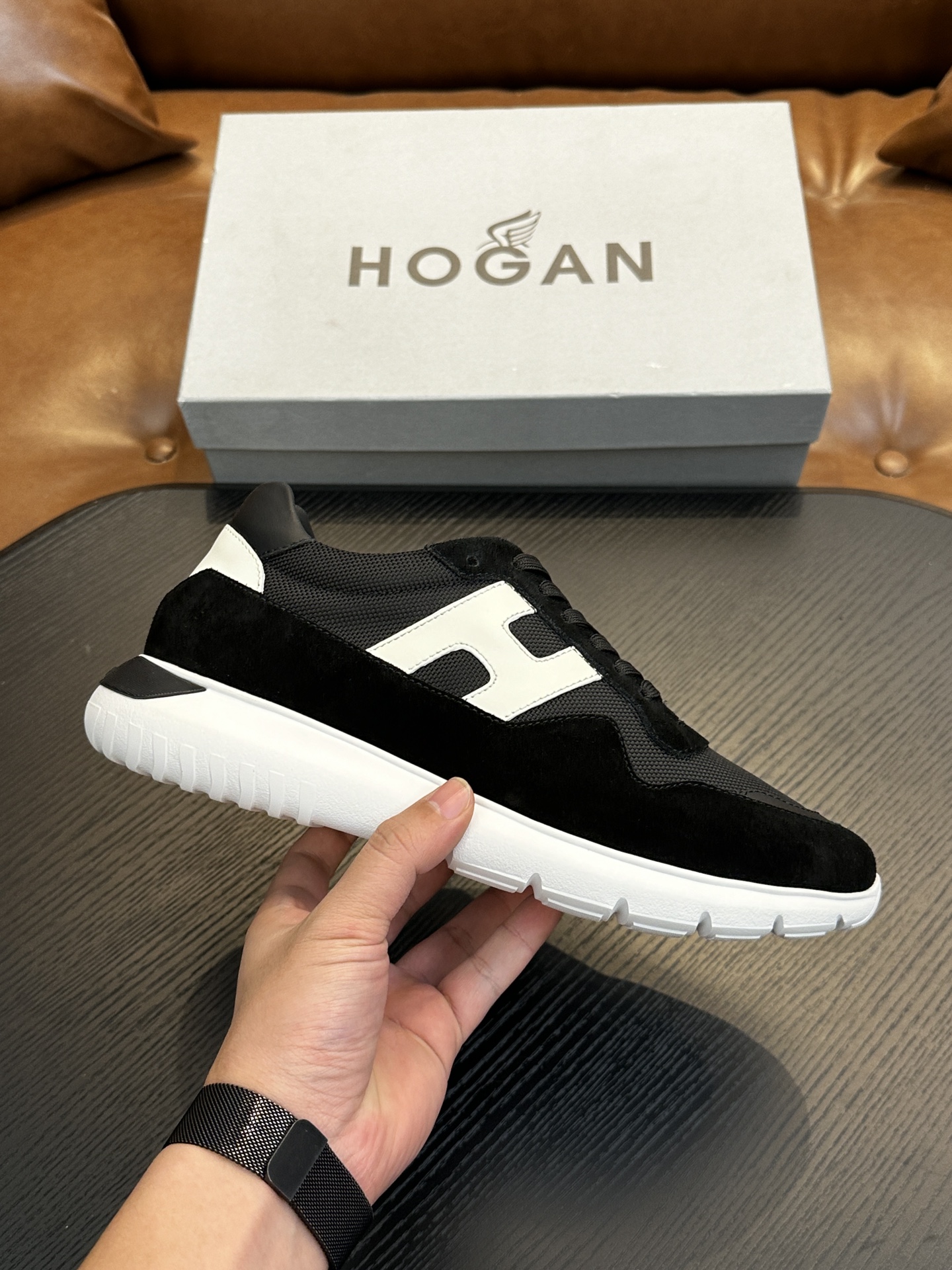 NO:338546,HOGAN H526 series sports Hi logo shoes interpret the sports trend with a new design. The upper is soft to wrap the feet. The smooth lines are incorporated into sports elements. The side trim is lightly slanted H letters. The lp and Tpu lightweight sole is interlaced with stripes. The design makes it more light and sporty. Imported calfskin. The inner foot pads are all cowhide. IP foamed sole. Light and comfortable. Size 39 40 41 42 43 44. Standard leather shoes size 1B12246, Hogan, loro piano, cowhide19860909HOGAN霍根H526系列运动Hi logo板鞋 以设计新意演绎运动风潮 鞋面柔软包裹双脚 流畅线条融入运动元素,侧边饰轻斜H字母,lp加Tpu轻质鞋底交错条纹设计更显轻盈运动活力 面料进口小牛皮 内里垫脚全牛皮 IP发泡大底 轻便舒适 码数 39 40 41 42 43 44标准皮鞋尺码 1B12246,霍根,hogan,loro piana,cowhide,Men's shoes