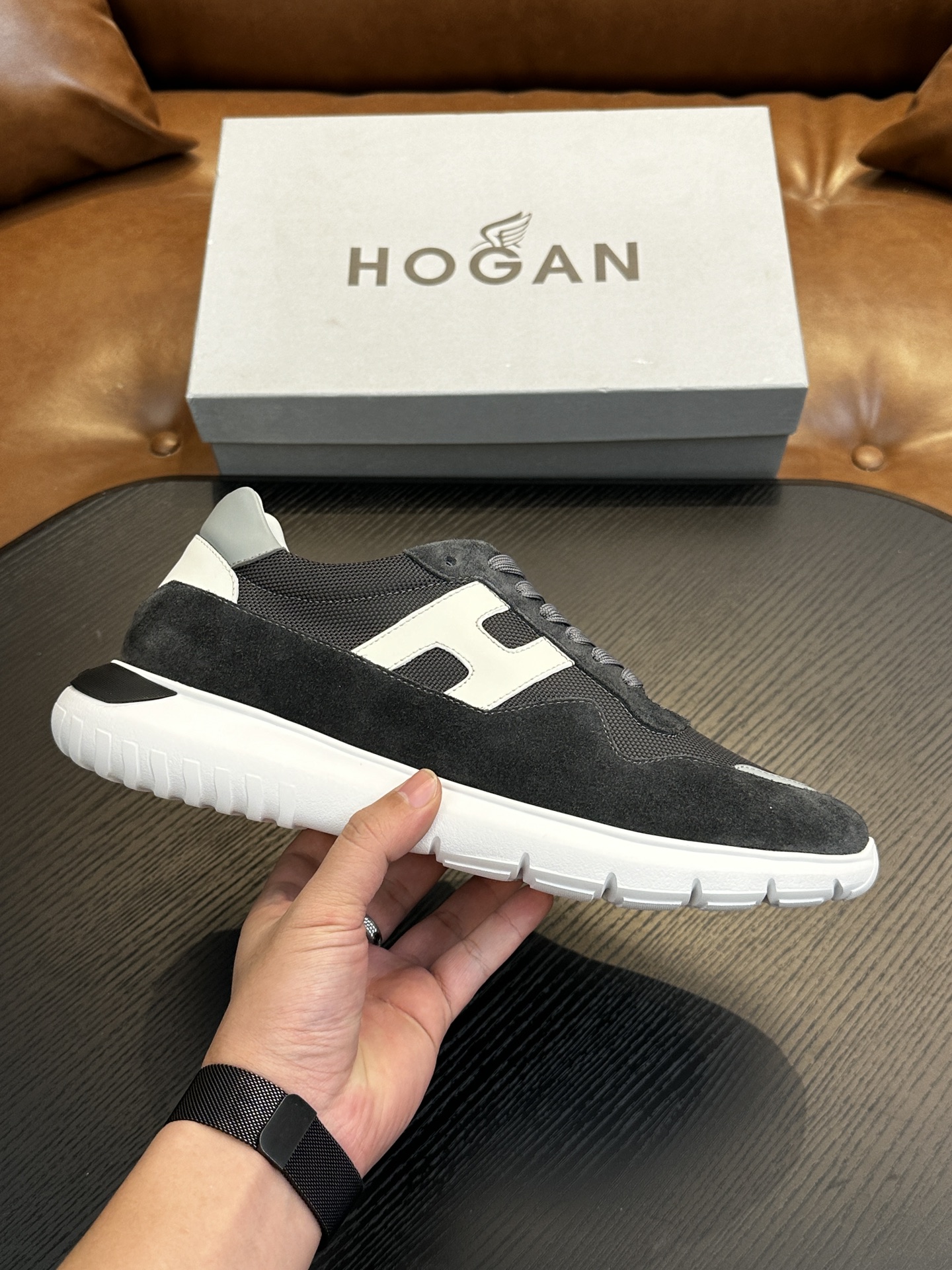 NO:338551,HOGAN H526 series sports Hi logo shoes interpret the sports trend with a new design. The upper is soft to wrap the feet. The smooth lines are incorporated into sports elements. The side trim is lightly slanted H letters. The lp and Tpu lightweight sole is interlaced with stripes. The design makes it more light and sporty. Imported calfskin. The inner foot pads are all cowhide. IP foamed sole. Light and comfortable. Size 39 40 41 42 43 44. Standard leather shoes size 1B12246, Hogan, loro piano, cowhide19860909HOGAN霍根H526系列运动Hi logo板鞋 以设计新意演绎运动风潮 鞋面柔软包裹双脚 流畅线条融入运动元素,侧边饰轻斜H字母,lp加Tpu轻质鞋底交错条纹设计更显轻盈运动活力 面料进口小牛皮 内里垫脚全牛皮 IP发泡大底 轻便舒适 码数 39 40 41 42 43 44标准皮鞋尺码 1B12246,霍根,hogan,loro piana,cowhide,Men's shoes