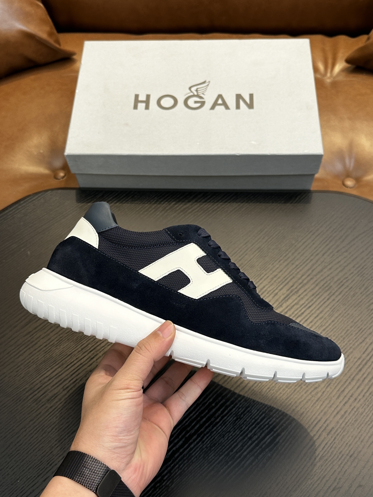 NO:338565,HOGAN H526 series sports Hi logo shoes interpret the sports trend with a new design. The upper is soft to wrap the feet. The smooth lines are incorporated into sports elements. The side trim is lightly slanted H letters. The lp and Tpu lightweight sole is interlaced with stripes. The design makes it more light and sporty. Imported calfskin. The inner foot pads are all cowhide. IP foamed sole. Light and comfortable. Size 39 40 41 42 43 44 standard leather shoes sizes, Hogan, loro piano, cowhide19860909HOGAN霍根H526系列运动Hi logo板鞋 以设计新意演绎运动风潮 鞋面柔软包裹双脚 流畅线条融入运动元素,侧边饰轻斜H字母,lp加Tpu轻质鞋底交错条纹设计更显轻盈运动活力 面料进口小牛皮 内里垫脚全牛皮 IP发泡大底 轻便舒适 码数 39 40 41 42 43 44标准皮鞋尺码,霍根,hogan,loro piana,cowhide,Men's shoes