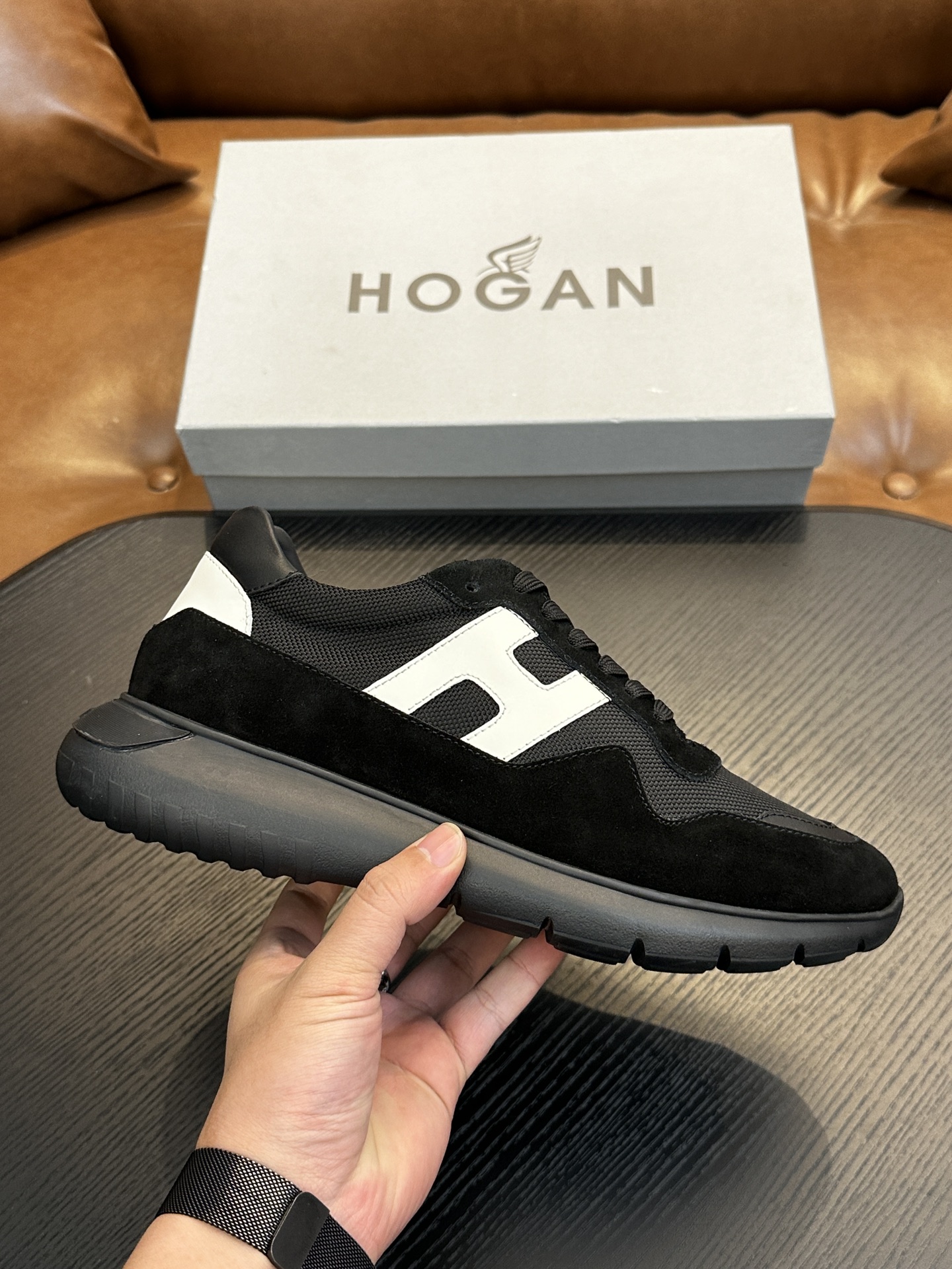 NO:338558,HOGAN H526 series sports Hi logo shoes interpret the sports trend with a new design. The upper is soft to wrap the feet. The smooth lines are incorporated into sports elements. The side trim is lightly slanted H letters. The lp and Tpu lightweight sole is interlaced with stripes. The design makes it more light and sporty. Imported calfskin. The inner foot pads are all cowhide. IP foamed sole. Light and comfortable. Size 39 40 41 42 43 44 standard leather shoes sizes, Hogan, loro piano, cowhide19860909HOGAN霍根H526系列运动Hi logo板鞋 以设计新意演绎运动风潮 鞋面柔软包裹双脚 流畅线条融入运动元素,侧边饰轻斜H字母,lp加Tpu轻质鞋底交错条纹设计更显轻盈运动活力 面料进口小牛皮 内里垫脚全牛皮 IP发泡大底 轻便舒适 码数 39 40 41 42 43 44标准皮鞋尺码,霍根,hogan,loro piana,cowhide,Men's shoes