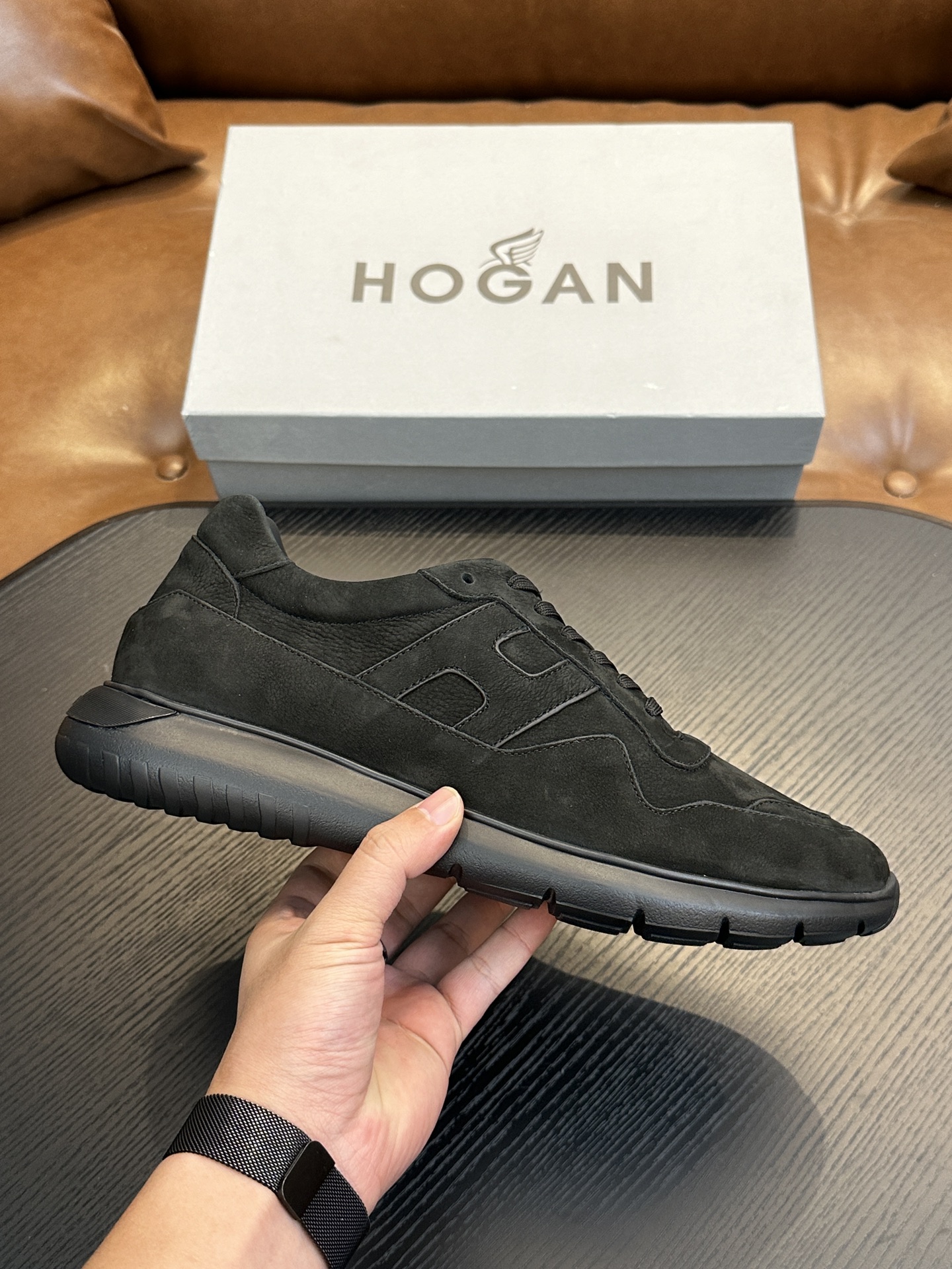 NO:338959,HOGAN H526 series sports Hi logo shoes interpret the sports trend with a new design. The upper is soft to wrap the feet. The smooth lines are incorporated into sports elements. The side trim is lightly slanted H letters. The lp and Tpu lightweight sole is interlaced with stripes. The design makes it more light and sporty. Imported calfskin. The inner foot pads are all cowhide. IP foamed sole. Light and comfortable. Size 39 40 41 42 43 44 standard leather shoes sizes, Hogan, loro piano, cowhide19860909HOGAN霍根H526系列运动Hi logo板鞋 以设计新意演绎运动风潮 鞋面柔软包裹双脚 流畅线条融入运动元素,侧边饰轻斜H字母,lp加Tpu轻质鞋底交错条纹设计更显轻盈运动活力 面料进口小牛皮 内里垫脚全牛皮 IP发泡大底 轻便舒适 码数 39 40 41 42 43 44标准皮鞋尺码,霍根,hogan,loro piana,cowhide,Men's shoes