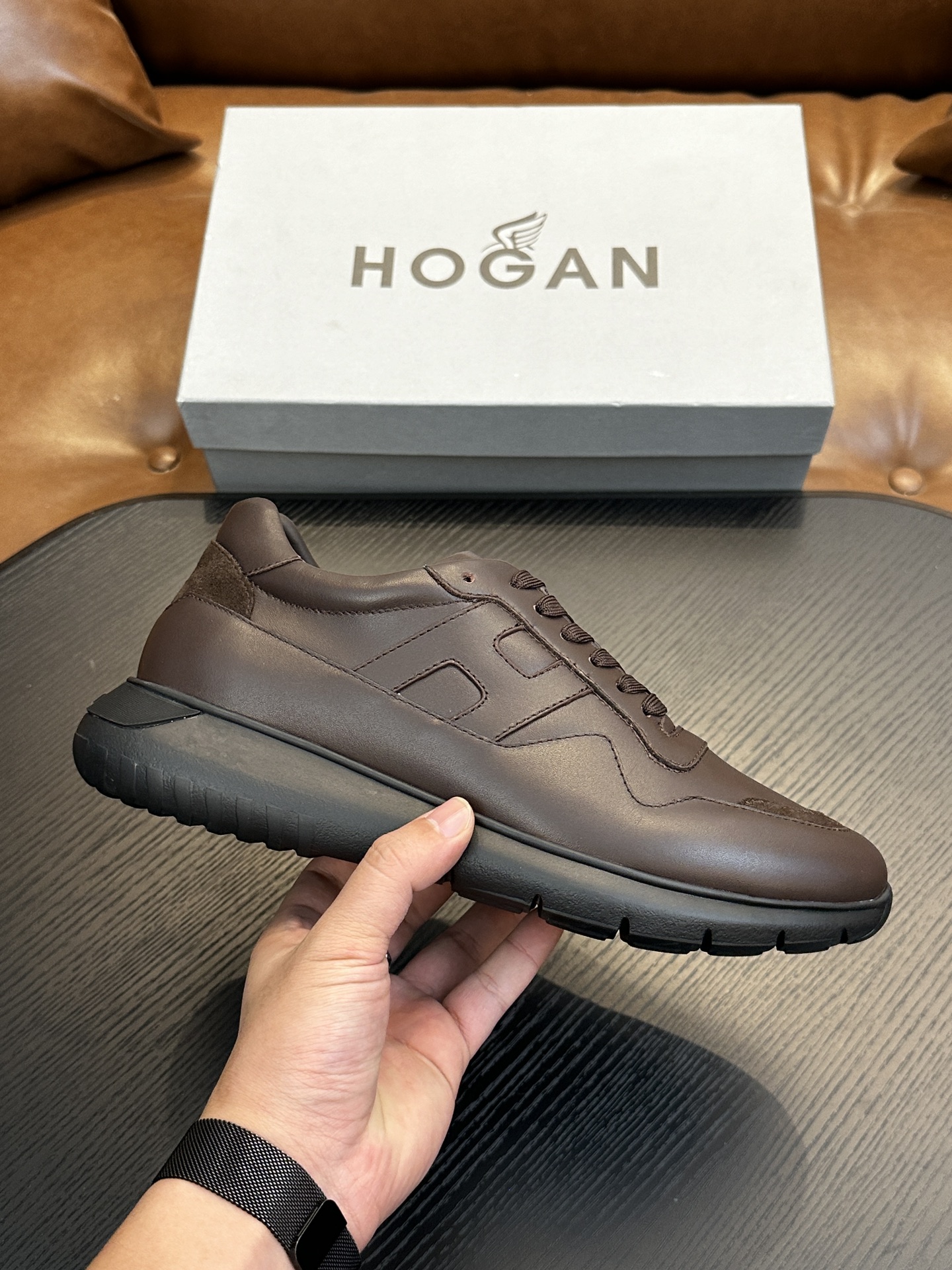 NO:338225,HOGAN H526 series sports Hi logo shoes interpret the sports trend with a new design. The upper is soft to wrap the feet. The smooth lines are incorporated into sports elements. The side trim is lightly slanted H letters. The lp and Tpu lightweight sole is interlaced with stripes. The design makes it more light and sporty. Imported calfskin. The inner foot pads are all cowhide. IP foamed sole. Light and comfortable. Size 39 40 41 42 43 44 standard leather shoes sizes, Hogan, loro piano, cowhide19860909HOGAN霍根H526系列运动Hi logo板鞋 以设计新意演绎运动风潮 鞋面柔软包裹双脚 流畅线条融入运动元素,侧边饰轻斜H字母,lp加Tpu轻质鞋底交错条纹设计更显轻盈运动活力 面料进口小牛皮 内里垫脚全牛皮 IP发泡大底 轻便舒适 码数 39 40 41 42 43 44标准皮鞋尺码,霍根,hogan,loro piana,cowhide,Men's shoes