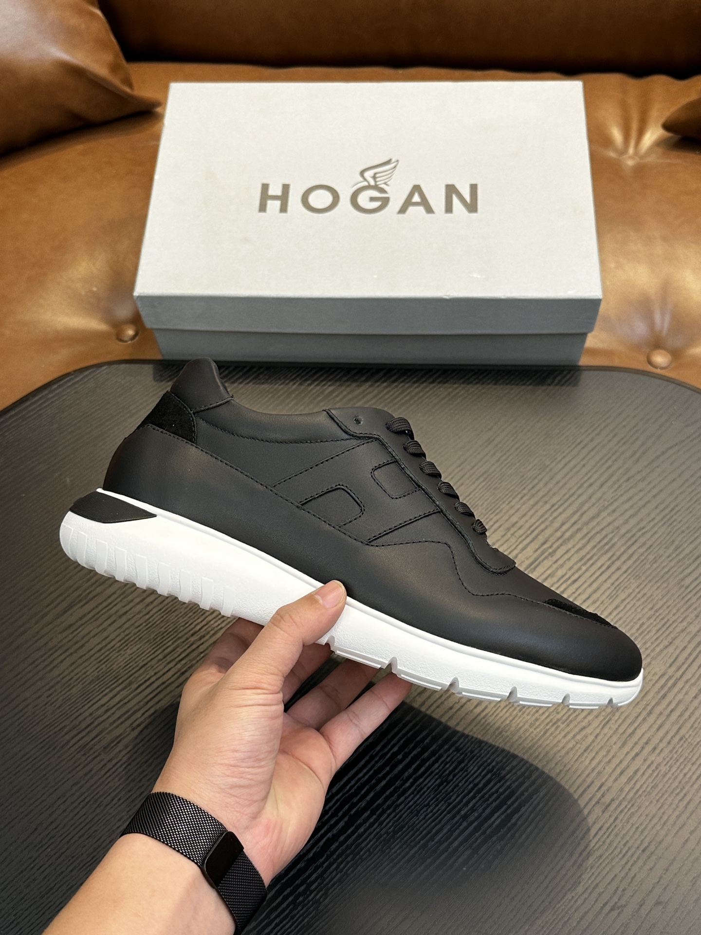 NO:338236,HOGAN H526 series sports Hi logo shoes interpret the sports trend with a new design. The upper is soft to wrap the feet. The smooth lines are incorporated into sports elements. The side trim is lightly slanted H letters. The lp and Tpu lightweight sole is interlaced with stripes. The design makes it more light and sporty. Imported calfskin. The inner foot pads are all cowhide. IP foamed sole. Light and comfortable. Size 39 40 41 42 43 44 standard leather shoes sizes, Hogan, loro piano, cowhide19860909HOGAN霍根H526系列运动Hi logo板鞋 以设计新意演绎运动风潮 鞋面柔软包裹双脚 流畅线条融入运动元素,侧边饰轻斜H字母,lp加Tpu轻质鞋底交错条纹设计更显轻盈运动活力 面料进口小牛皮 内里垫脚全牛皮 IP发泡大底 轻便舒适 码数 39 40 41 42 43 44标准皮鞋尺码,霍根,hogan,loro piana,cowhide,Men's shoes