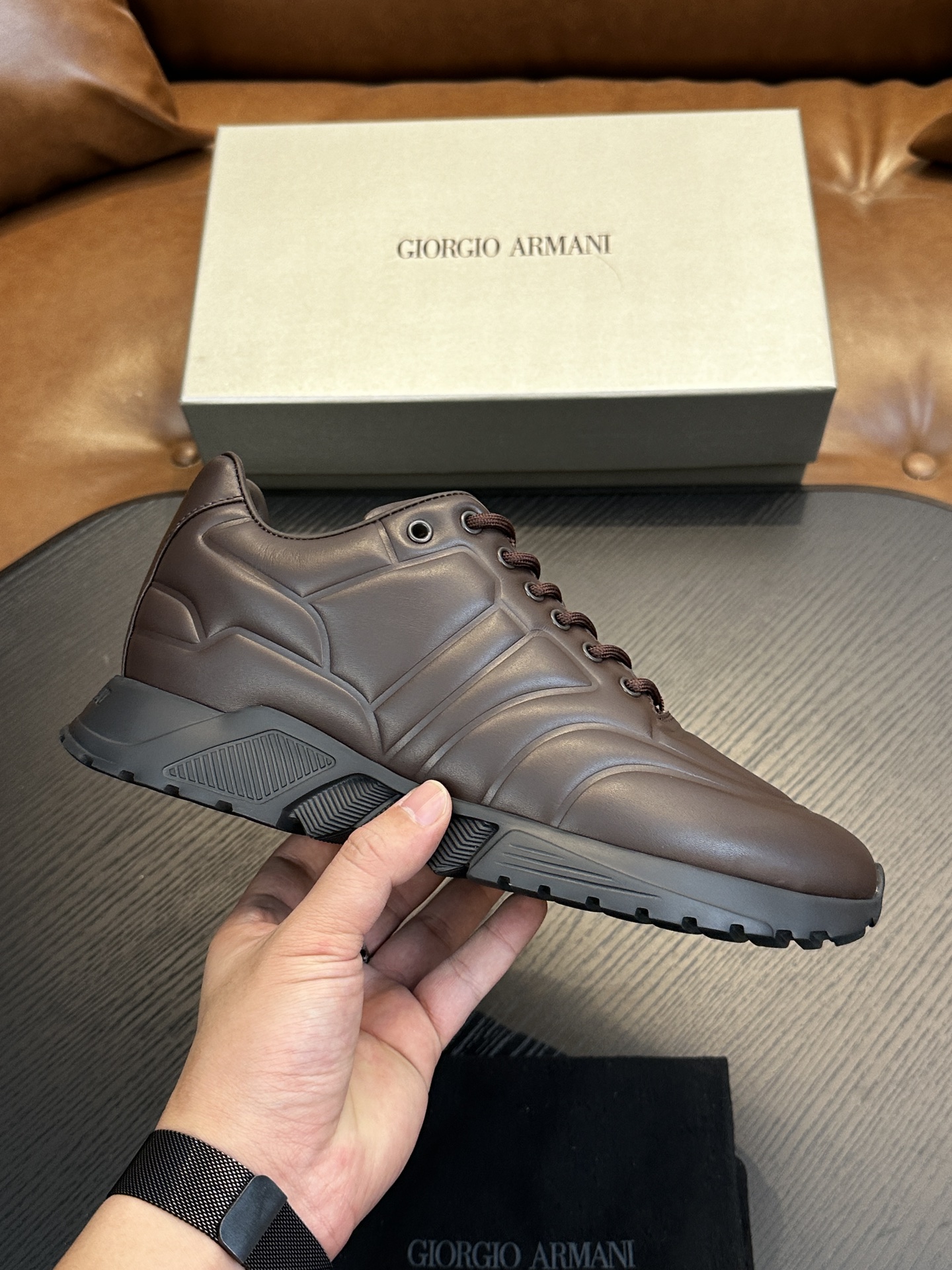 NO:339516,Giorgio Armani's new spring and summer high elastic and fly-woven casual sports men's shoes are here, Kint-and-Leather snakes's new debut. This model provides original design and combines innovative fabrics. It uses high-tech elastic and tight-fitting sneakers to design, full of vitality. It is a model of the clever integration of fabric inheritance and innovative technology. It creates a modern high-tech shape and is an ideal shoe for urban life. The upper of this season's new elastic tight-fitting sneakers is decorated with TPU inlay on the front, presenting a touch of dynamic atmosphere. It is matched with contrasting knitted fabrics to create a contrasting color effect full of youthful vitality.  The heel is decorated with cross-style elastic bands, car midsole cover, anti-slip, wear-resistant, high elastic IP rubber outsole is durable, ensuring support and stability, and is comfortable to wear. It has outstanding friction, shock absorption and moderate support, comfortable and excellent performance, and deserves to have H leather shoes size: 39/40/41/42/43/44 Original box packaging + dust bag, Armani casual shoes, armani, armani19860909Giorgio Armani阿玛尼新款春夏高弹飞织套穿式休闲运动男鞋到货,Kint-and-Leather snakers新秀首发 这款提供原创设计,并与创新面料相结合,利用高科技松紧套穿球鞋设计,活力十足,是悠久织物传承与创新技术巧妙融合的典范,打造富有现代气息的高科技造型,是都市生活的理想鞋履.本季新款松紧套穿球鞋的鞋面正面饰有 TPU 嵌料,呈现一丝动感气息,搭配撞色针织面料,营造洋溢年轻活力的撞色效果. 后跟饰有交叉样式松紧带装饰,车中底套楦做法,防滑耐磨高弹IP橡胶大底经久耐穿,确保支撑力与稳定性,穿着舒适不凡.具备出众的摩擦力、减震效果和适度支撑,舒适不凡,性能优异,值得拥有 H皮鞋码数:39/40/41/42/43/44 原盒包装+防尘袋,阿玛尼 休闲鞋,armani,armani,Men's shoes