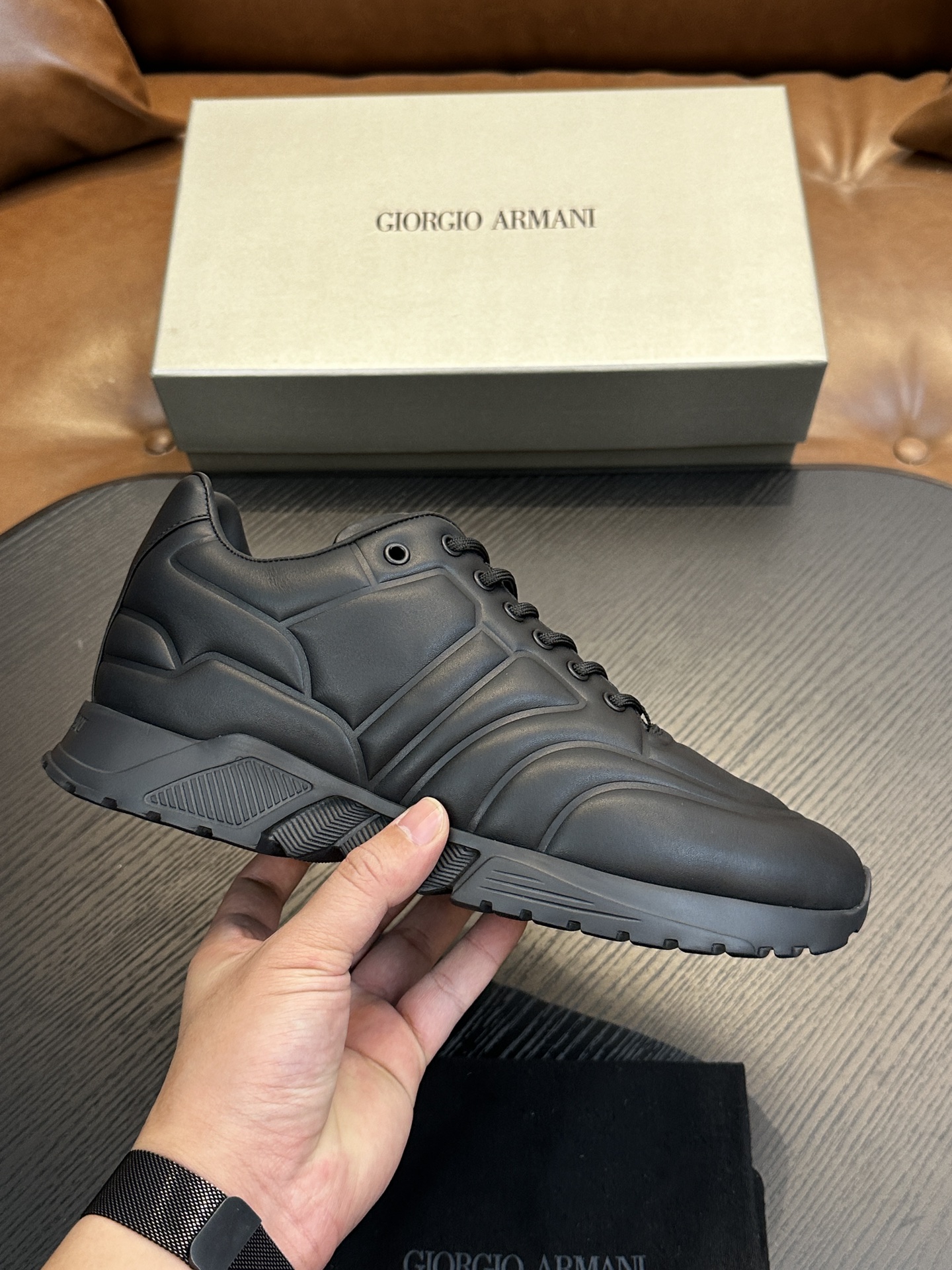 NO:278102,Giorgio Armani's new spring and summer high elastic and fly-woven casual sports men's shoes are here, Kint-and-Leather snakes's new debut. This model provides original design and combines innovative fabrics. It uses high-tech elastic and tight-fitting sneakers to design, full of vitality. It is a model of the clever integration of fabric inheritance and innovative technology. It creates a modern high-tech shape and is an ideal shoe for urban life. The upper of this season's new elastic tight-fitting sneakers is decorated with TPU inlay on the front, presenting a touch of dynamic atmosphere. It is matched with contrasting knitted fabrics to create a contrasting color effect full of youthful vitality.  The heel is decorated with cross-style elastic bands, car midsole cover method, anti-slip, wear-resistant, high elastic IP rubber outsole is durable, ensuring support and stability, and is comfortable to wear. It has outstanding friction, shock absorption and moderate support, and is comfortable and has excellent performance. It deserves to have H leather shoes size: 39/40/41/42/43/44 Original box packaging   dust bag,,armani,armani19860909Giorgio Armani阿玛尼新款春夏高弹飞织套穿式休闲运动男鞋到货,Kint-and-Leather snakers新秀首发 这款提供原创设计,并与创新面料相结合,利用高科技松紧套穿球鞋设计,活力十足,是悠久织物传承与创新技术巧妙融合的典范,打造富有现代气息的高科技造型,是都市生活的理想鞋履.本季新款松紧套穿球鞋的鞋面正面饰有 TPU 嵌料,呈现一丝动感气息,搭配撞色针织面料,营造洋溢年轻活力的撞色效果. 后跟饰有交叉样式松紧带装饰,车中底套楦做法,防滑耐磨高弹IP橡胶大底经久耐穿,确保支撑力与稳定性,穿着舒适不凡.具备出众的摩擦力、减震效果和适度支撑,舒适不凡,性能优异,值得拥有 H皮鞋码数:39/40/41/42/43/44 原盒包装 防尘袋,,armani,armani,Men's shoes