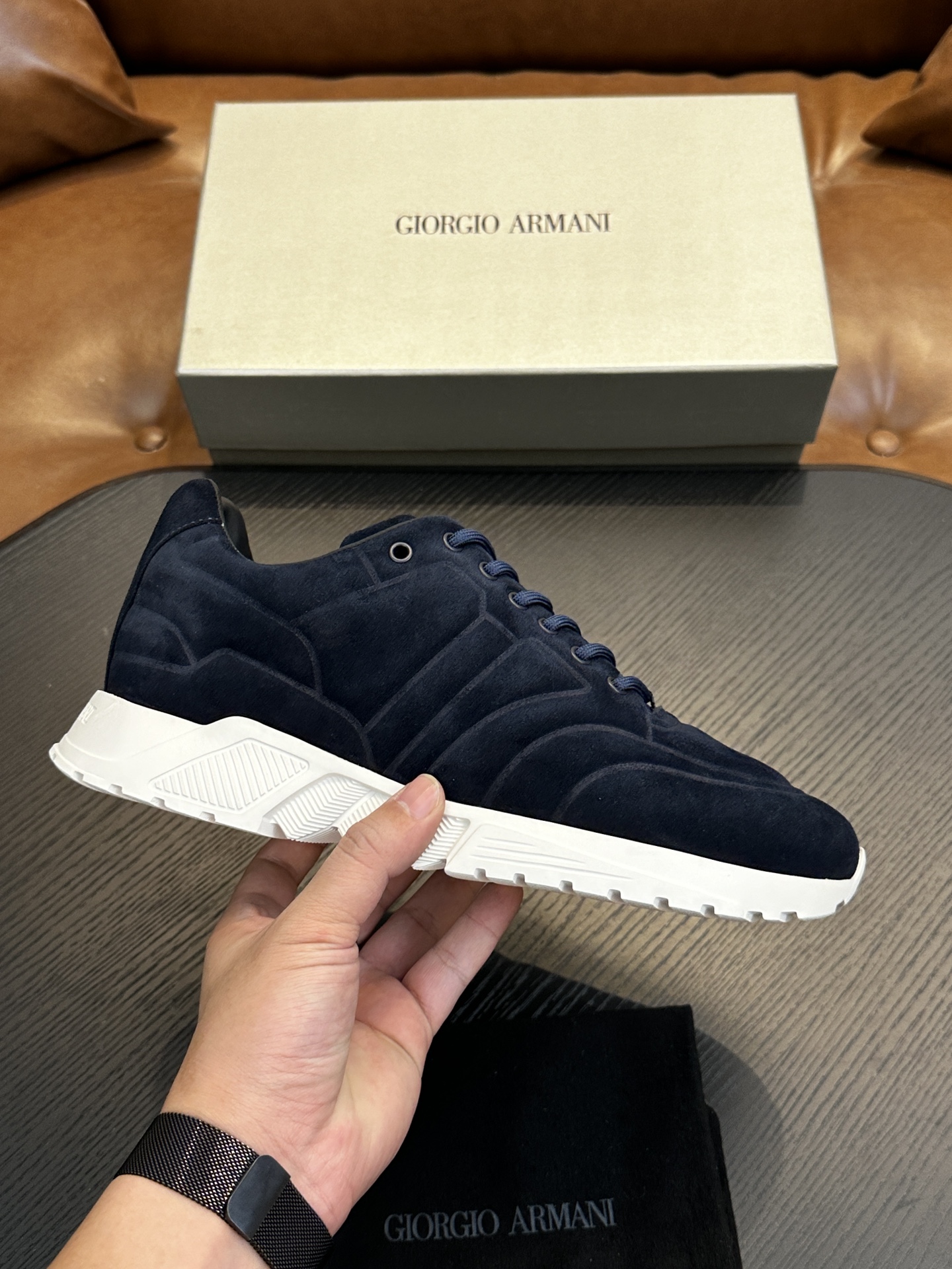 NO:340028,Giorgio Armani's new spring and summer high elastic and fly-woven casual sports men's shoes are here, Kint-and-Leather snakes's new debut. This model provides original design and combines innovative fabrics. It uses high-tech elastic and tight-fitting sneakers to design, full of vitality. It is a model of the clever integration of long-lasting fabric inheritance and innovative technology. It creates a modern high-tech shape and is an ideal shoe for urban life. The upper of this season's new elastic tight-fitting sneakers is decorated with TPU inlay on the front, presenting a touch of dynamic atmosphere. It is matched with contrasting knitted fabrics to create a contrasting color effect full of youthful vitality.  The heel is decorated with cross-style elastic bands, car midsole cover, anti-slip, wear-resistant, high elastic IP rubber outsole is durable, ensuring support and stability, and is comfortable to wear. It has outstanding friction, shock absorption and moderate support, comfortable and excellent performance, and deserves to have H leather shoes size: 39/40/41/42/43/44 Original box packaging + dust bag, Armani casual shoes, armani, armani19860909Giorgio Armani阿玛尼新款春夏高弹飞织套穿式休闲运动男鞋到货,Kint-and-Leather snakers新秀首发 这款提供原创设计,并与创新面料相结合,利用高科技松紧套穿球鞋设计,活力十足,是悠久织物传承与创新技术巧妙融合的典范,打造富有现代气息的高科技造型,是都市生活的理想鞋履.本季新款松紧套穿球鞋的鞋面正面饰有 TPU 嵌料,呈现一丝动感气息,搭配撞色针织面料,营造洋溢年轻活力的撞色效果. 后跟饰有交叉样式松紧带装饰,车中底套楦做法,防滑耐磨高弹IP橡胶大底经久耐穿,确保支撑力与稳定性,穿着舒适不凡.具备出众的摩擦力、减震效果和适度支撑,舒适不凡,性能优异,值得拥有 H皮鞋码数:39/40/41/42/43/44 原盒包装+防尘袋,阿玛尼 休闲鞋,armani,armani,Men's shoes