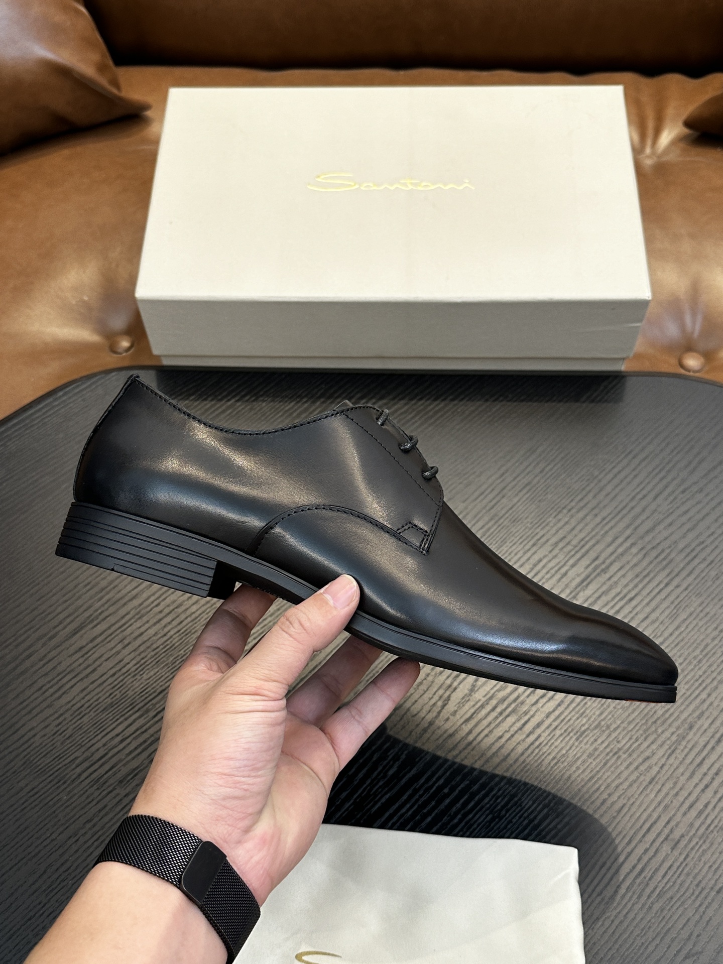 NO:275539,Santoni (Santoni) Italian men's casual leather shoes shipped!  Each pair of shoes from this Italian pure handmade shoe brand is simple and classic, and it is very comfortable and versatile on the feet!  This upper is made of imported cowhide leather, with high-end and comfortable cowhide inner lining!  The outsole is made of original rubber backsheet combination, with cowhide inner lining!  Brand-specific mold opening foot bed, exclusive private mold controllable! Original box packaging, equipped with shoe storage bag!  39 40 41 42 43 44 (38 45 46 customized), cowhide19860909Santoni(圣东尼）意大利男士休闲皮鞋出货！这个意大利纯手工鞋履品牌的每一双鞋设计简洁经典,上脚非常舒适百搭！ 此款鞋面面料采用进囗翻牛皮,高档舒适牛皮内里！大底采用原版橡胶底片组合成型,牛皮内里！品牌专用开模脚床,独家私模可控!原盒包装,配鞋履收纳袋！39 40 41 42 43 44（38 45 46定做）,,cowhide,Men's shoes