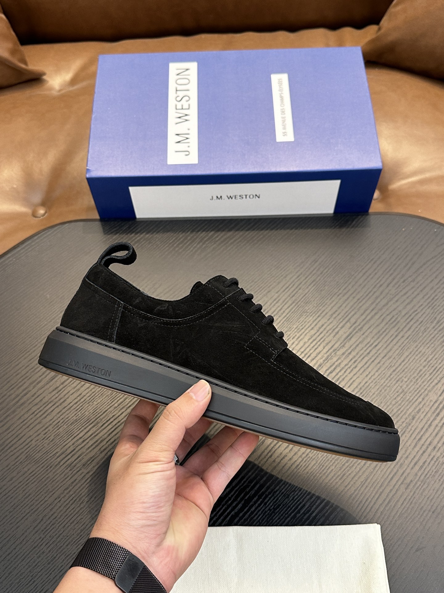 NO:604049,J.M. Weston's classic sneakers, men's lace-up casual sneakers, are launching a new model. About J.M. Weston, Limoges, founded in France in 1891, is a model for the production of luxury gentleman's leather shoes. With Goodyear Stitching as the golden rule of shoemaking technology, J.M. Weston perfectly arranges excellent traditional skills with it, reflecting the brand's consistent insistence on high quality. Its classic styles are timeless and inspire the current designer Michel  Inspired by Perry, we create elegant New Classics, Casual Chic and Casual Sport series. The most original spirit creates a unique style just for you. This selection of imported Italian soft calfskin + suede has a conspicuous 'W' accessory on the outer waist that is unobtrusive. The lining and insole are also cowhide. EVA midsole and non-slip and wear-resistant RB outsole make the shoes fashionable and comfortable on your feet. You deserve it.  Leather shoe size: 39/40/41/42/43/44 original box packaging + dust bag C4853056, J.M casual shoes, sneakers, cowhide19860909J.M.WESTON经典款运动鞋鞋,男士系带休闲鞋运动鞋,隆重推出新秀. 关于J.M. Weston,1891年创立于法国的Limoges,堪称是奢华绅士皮鞋的制作典范. 以Goodyear Stitching为金科玉律的制鞋工艺,J.M. Weston将卓越的传统技巧与之完美编排,折射出品牌对高品质的一贯坚持.其经典款式历久弥新,启发着现任设计师Michel Perry的灵感,创造出雅致的New Classics、Casual Chic及Casual Sport等系列.最为原创的精神,打造出专属于您的独特款式. 这款精选进口意大利柔软小牛皮+搭配反绒 外腰显眼的“W”配饰个性不张扬,牛皮内里,鞋垫也是牛皮 EVA中底和防滑耐磨的RB大底 让鞋子穿在脚上时尚又舒适,您值得拥有. 皮鞋码数:39/40/41/42/43/44 原盒包装+防尘袋 C4853056,J.M休闲鞋,sneakers,cowhide,Men's shoes