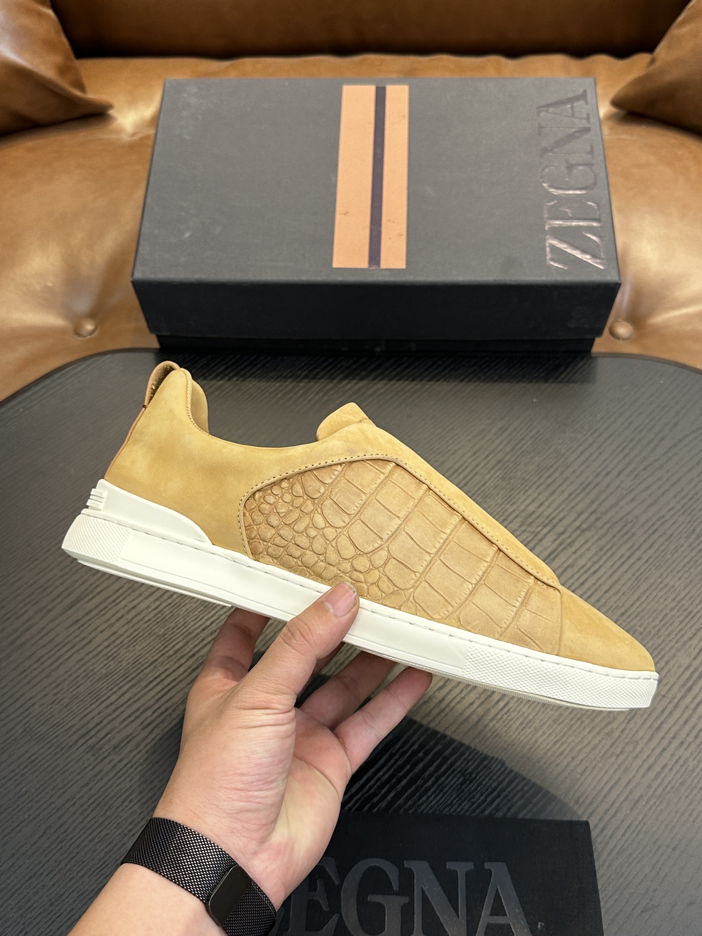 NO:552726,Best seller! Ermenegildo Zegna Casual Sneakers These low-top Triple Stitch sneakers are made from soft cowhide leather and suede, bringing a sophisticated style to casual footwear. The signature triple cross elastic detail highlights the hand stitching of traditional leather shoes, and the lightweight and slip-on design is perfect for a fast-paced lifestyle. The extremely lightweight rubber outsole is embellished with the double stripe logo. Sporty details, reinterpreting the iconic shoe with an ultra-light structure. Calfskin lining, car midsole lasting method. Easy-to-take-on cross-elastic straps and 3D 'ripple' design. Hot-embossed brand name on the tongue. Lightweight and highly elastic rubber foam sole, with TPU double stripe brand logo trim on the heel. Adding a modern and dynamic atmosphere to this sneaker. Size 39-44 (38, 45 can be customized), Ermenegildo Zegna casual shoes,zegna,sneakers,cowhide,chamois leather19860909热卖款！杰尼亚 休闲运动鞋 这款 Triple Stitch 低帮运动鞋以柔软的牛皮搭配麂皮制成,为休闲鞋履注入精致格调.标志性三重交叉弹性细节彰显出传统皮鞋的手工缝迹,轻盈和懒人套式设计,完美契合快节奏的生活方式.非常轻盈的橡胶外底上点缀双条纹 Logo 运动细节,以超轻结构重新诠释标志性鞋款.小牛皮内裡,车中底套楦做法.易穿脱套脚交叉松紧带和 3D“波纹”设计.鞋舌热压品牌名称.轻便高弹力橡胶发泡鞋底,后跟加贴 TPU 双条纹品牌 Logo 饰条.为这款运动鞋增添现代动感气息.码数39-44（38,45可定做）,杰尼亚 休闲鞋,zegna,sneakers,cowhide,chamois leather,Men's shoes