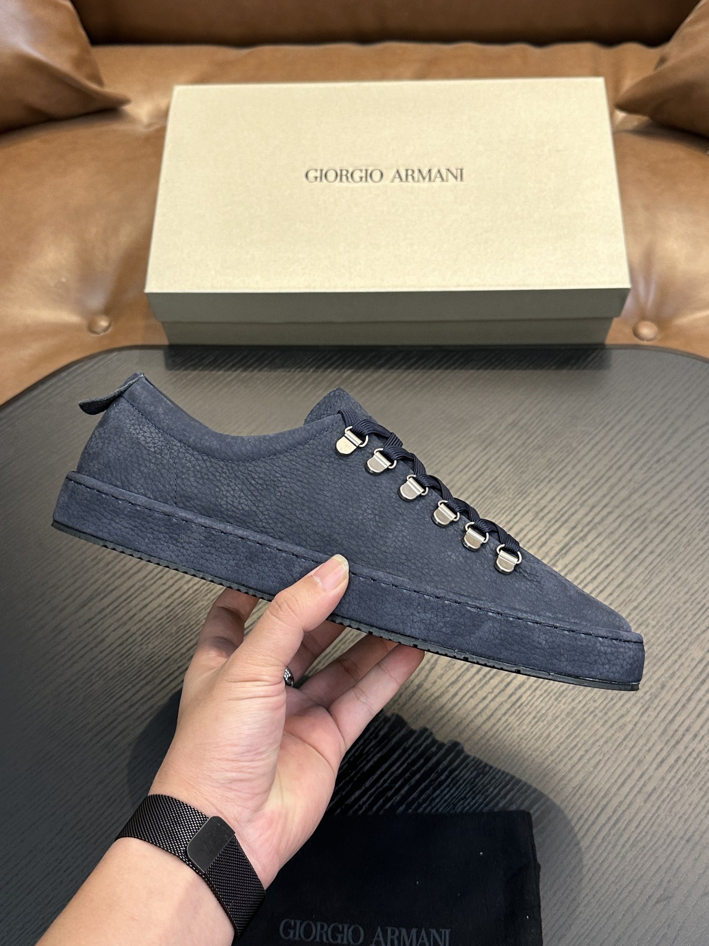 NO:341546,【New Model】GIORGIOARMANI (George Armani main line) Suede contrasting heel sneakers This GIORGIOARMANI casual shoes create a comfortable and lightweight feeling. They are made of soft suede calfskin, and are made of smooth leather with obvious exterior, with detailed design of rear pull tabs and comfortable rubber soles, interpreting the classic Italian style and being equipped with simple and fashionable charm.  1: The fabric is fully imported Italian beef suede leather and paired with toe, which is fashionable and casual. The inner lining is apricot color calf leather, the insole is synchronized, the insole is opened, the special brand insole plus the printed font, the midsole is made of Labon last, the midsole uses all calf leather, pressed with the brand logo, which is the luxury and material you can see. The outsole uses private molded rubber original color outsole, professional and formal export standard production, the anti-slip and wear resistance index meets the standards, the outsole heel has a brand trademark, and the bottom flower adopts textured grip effect. Size 39/40/41/42/43/44, leather shoe size shipped!  ,Armani casual shoes,armani,armani,sneakers,cowhide19860909【新款】GIORGIOARMANI（乔治阿玛尼主线）绒面革撞色后跟运动鞋 此款GIORGIOARMANI休闲鞋打造舒适轻盈的穿着感受,由柔软的绒面革小牛皮制成,采用光滑皮革,外露明显,后拉袢和舒适橡胶鞋底的细节设计,诠释意式经典风范,搭载简约的时尚魅力. 1:面料全进口意大利牛绒面皮搭配鞋头,时尚休闲一体.内里杏色小牛皮内里,鞋垫同步,打开鞋垫,专用品牌鞋垫加印刷字体,中底是拉邦套楦做法,中底采用全小牛皮,压有品牌LOGO,是你看的见的奢华和用料.大底采用私模橡胶本色大底,专业正规出口标准生产,防滑耐磨指数达标,大底后跟带有品牌商标,底花采用纹理抓地效果.码数 39/40/41/42/43/44,皮鞋号出货！,阿玛尼 休闲鞋,armani,armani,sneakers,cowhide,Men's shoes