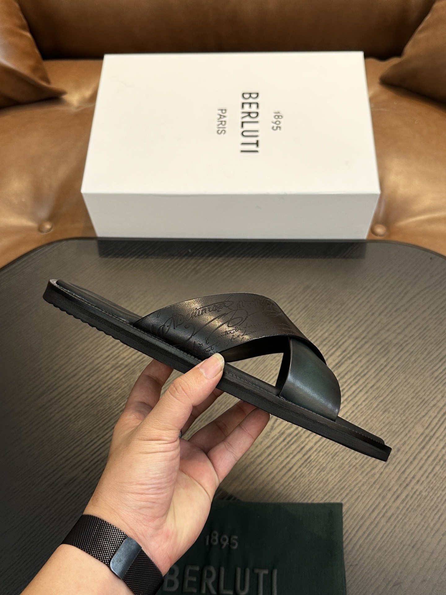 NO:355587,.Official website 1:1 [BERLUT＊] Hand-painted and color-changing fashion slippers, regular size 39-44, pure handmade goods with high craftsmanship!  Fashionable slippers with high-gloss style, fully imported calfskin, hand-painted (super texture, feel), mid-cushion full-cover calfskin!  Foaming wear-resistant velvet leather edge strips with wide bottom!  !  Super ritual sense!  Gentlemanly style!  38 4546 Custom made non-return, slippers, cowhide19860909.官网1:1【BERLUT＊】 手工涂绘改色 时尚拖鞋 正码39一44 高工艺纯手工货！时尚拖鞋高光款意大利全面进口小牛皮丕手工涂绘(超强质感、手感),中垫全包小牛皮！发泡耐磨绒真皮沿条大底！！超级仪式感！绅士风！38 4546定做不退换,,slippers,cowhide,Men's shoes