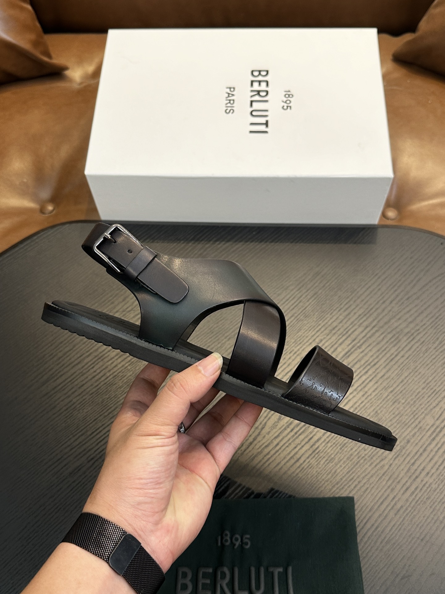 NO:274139,.Official website 1:1 [BERLUT＊] Hand-painted and color-changing fashion slippers, regular size 39-44, pure handmade goods with high craftsmanship!  Fashionable slippers with high-gloss style, fully imported calfskin, hand-painted (super texture, feel), mid-cushion full-cover calfskin!  Foaming wear-resistant velvet leather edge strips with wide bottom!  !  Super ritual sense!  Gentlemanly style!  38 4546 Custom made non-return, slippers, cowhide19860909.官网1:1【BERLUT＊】 手工涂绘改色 时尚拖鞋 正码39一44 高工艺纯手工货！时尚拖鞋高光款意大利全面进口小牛皮丕手工涂绘(超强质感、手感),中垫全包小牛皮！发泡耐磨绒真皮沿条大底！！超级仪式感！绅士风！38 4546定做不退换,,slippers,cowhide,Men's shoes